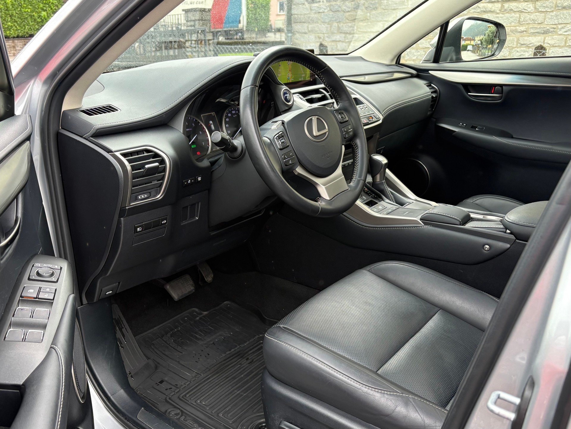 LEXUS NX 300h Comfort E-Four Automatic-image-8
