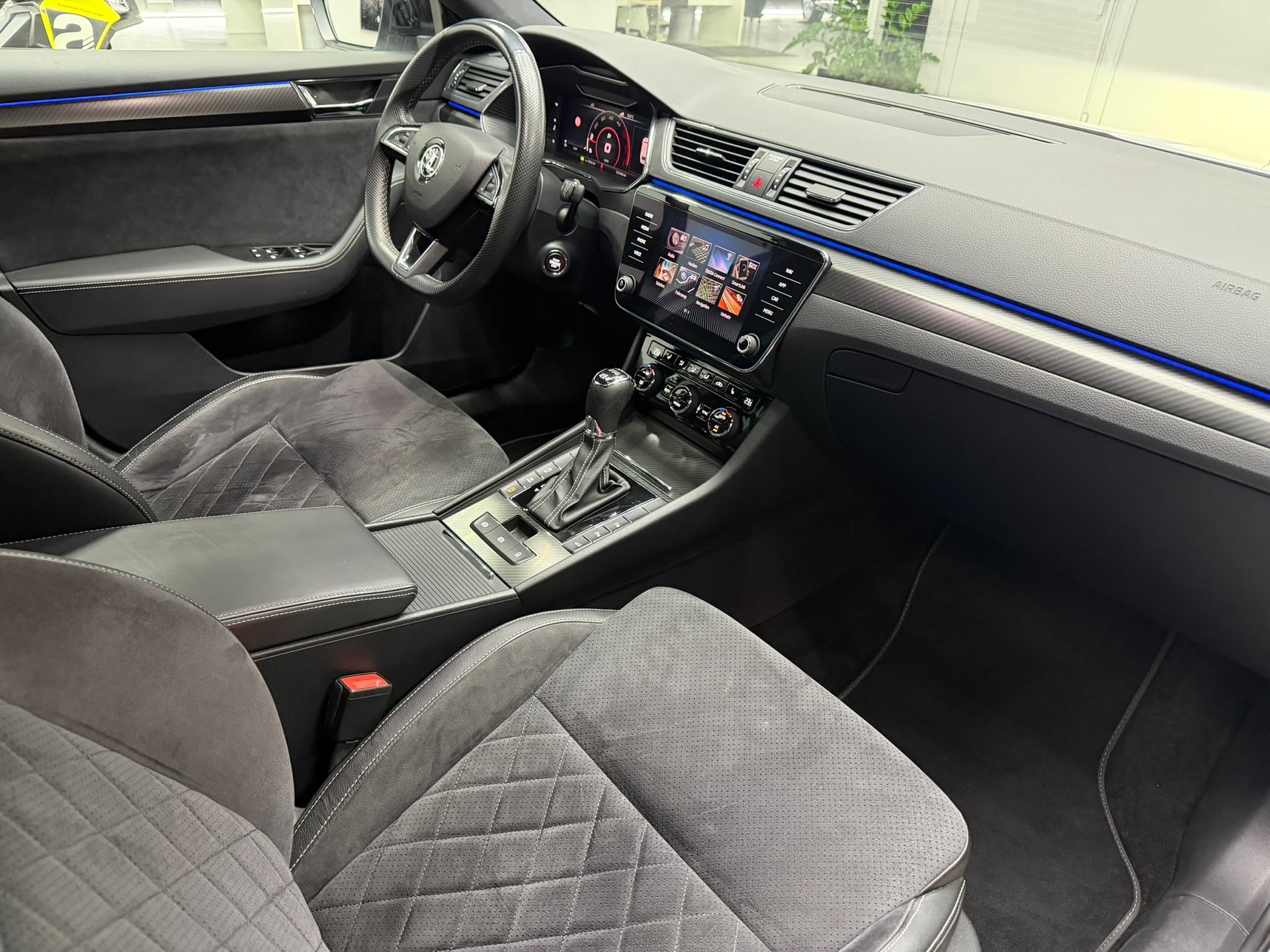SKODA Superb Combi 2.0 TDi SportLine 4x4 DSG-image-6