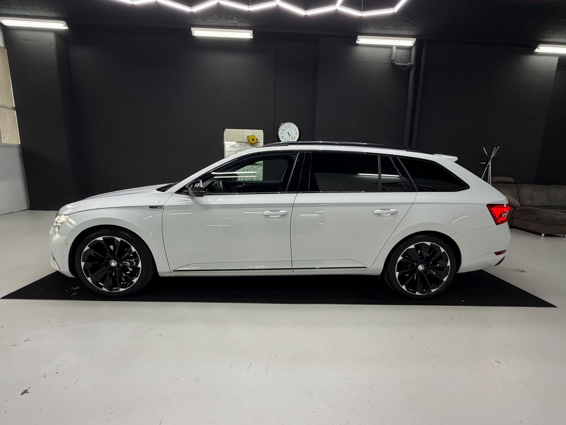 SKODA Superb Combi 2.0 TDi SportLine 4x4 DSG-image-3