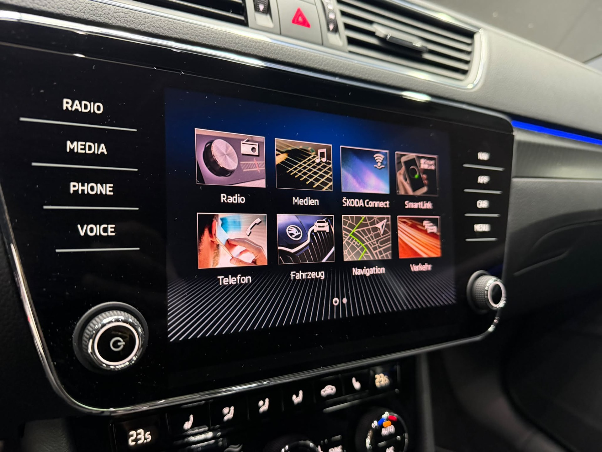 SKODA Superb Combi 2.0 TDi SportLine 4x4 DSG-image-11