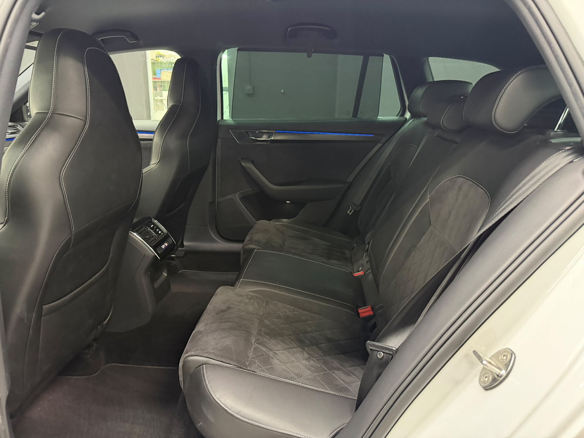 SKODA Superb Combi 2.0 TDi SportLine 4x4 DSG-image-15