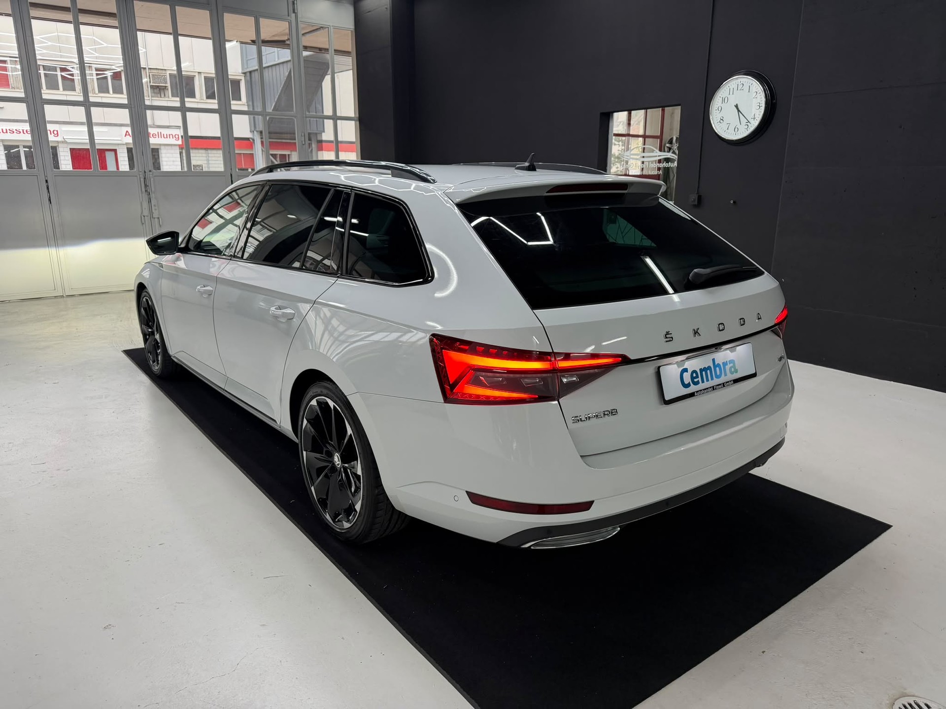 SKODA Superb Combi 2.0 TDi SportLine 4x4 DSG-image-18