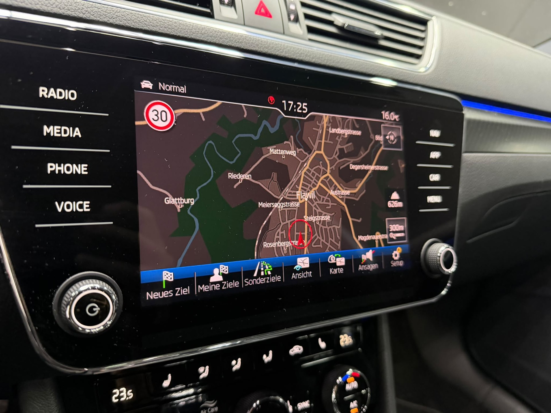 SKODA Superb Combi 2.0 TDi SportLine 4x4 DSG-image-12