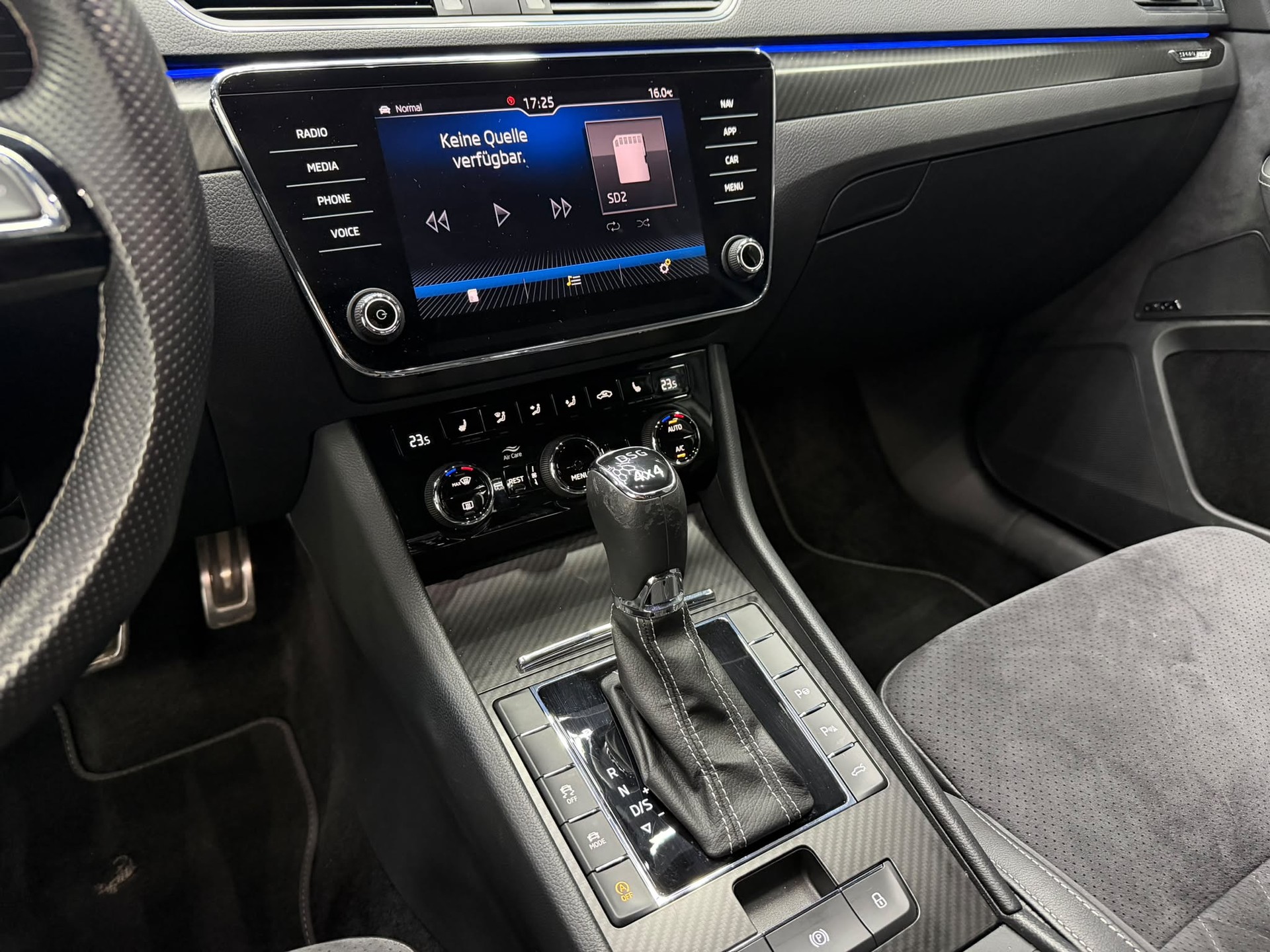 SKODA Superb Combi 2.0 TDi SportLine 4x4 DSG-image-8