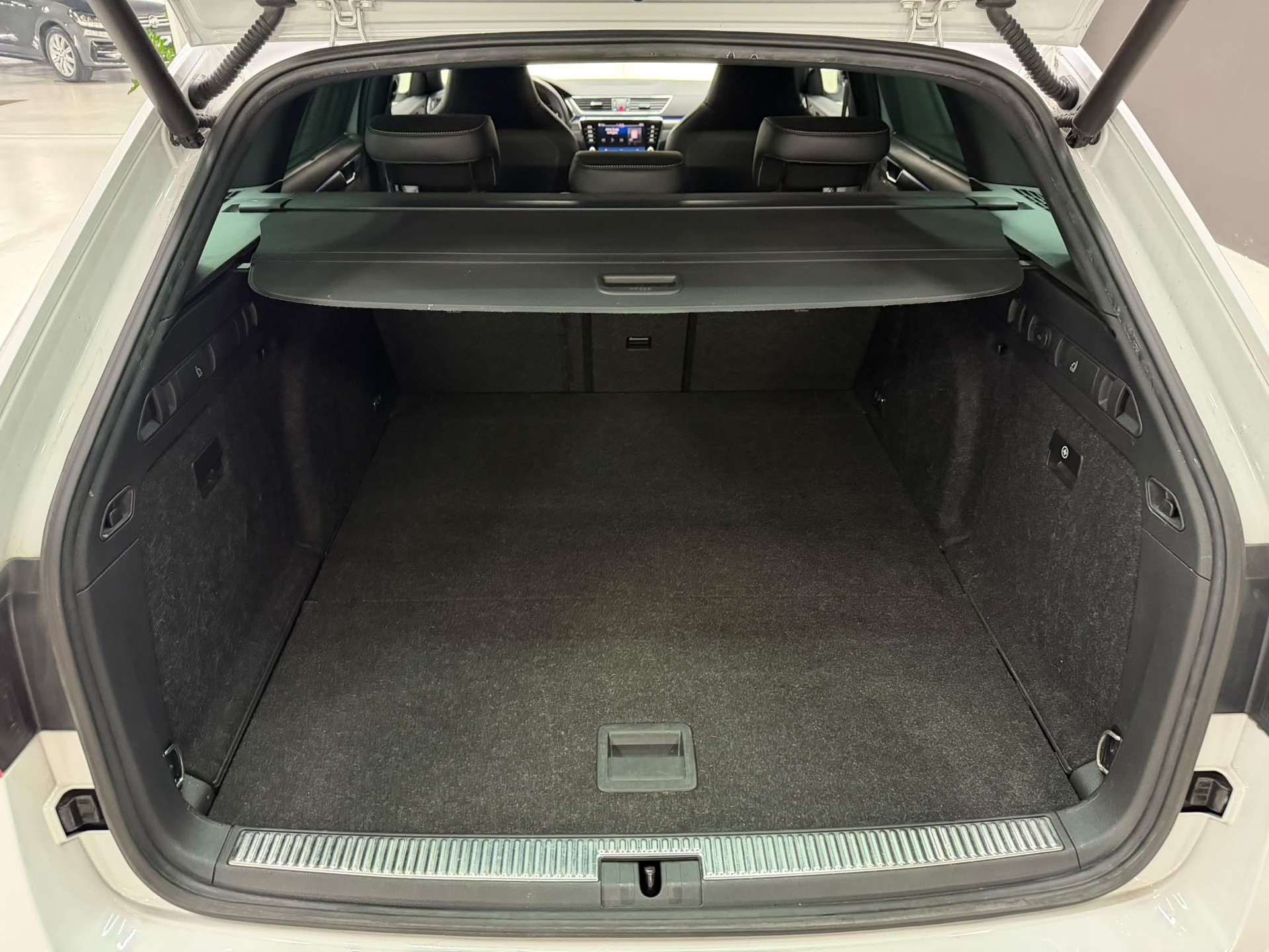 SKODA Superb Combi 2.0 TDi SportLine 4x4 DSG-image-17