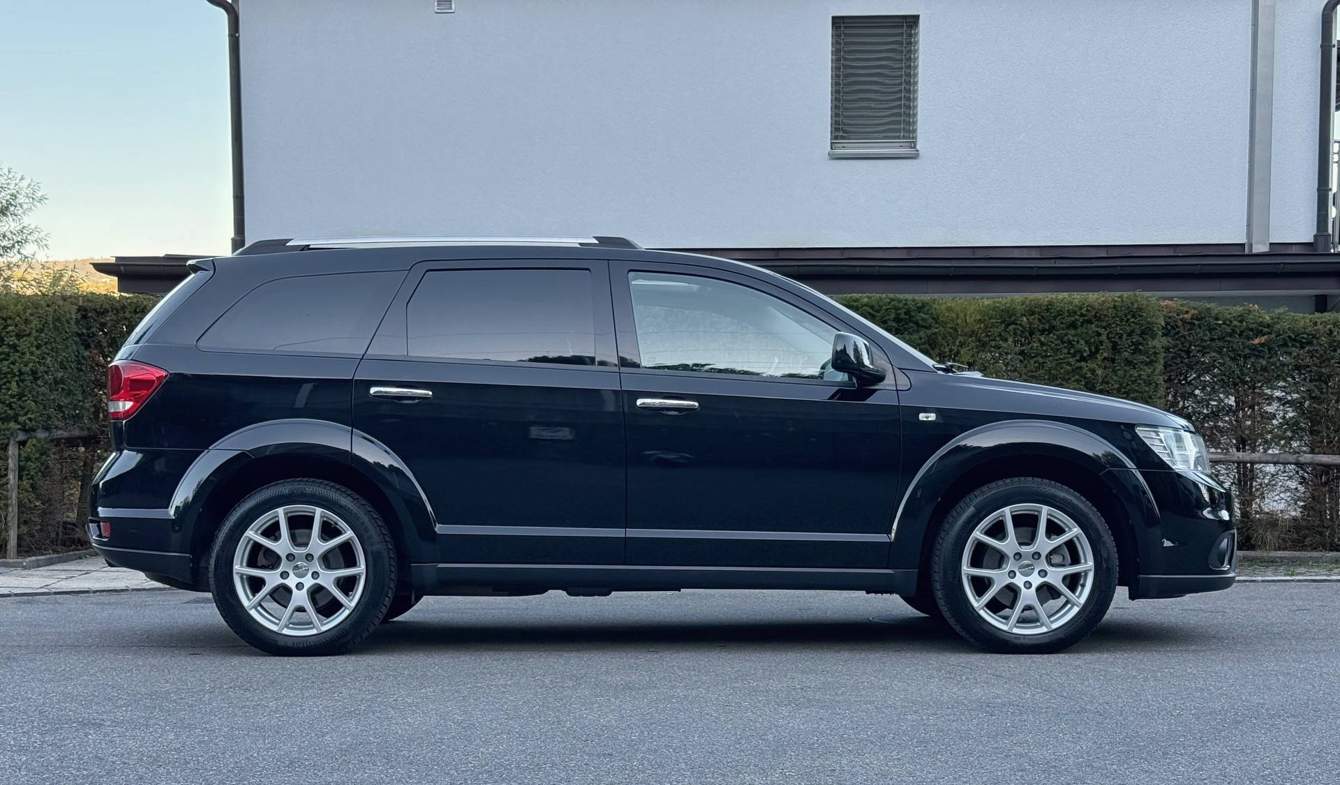 DODGE 2.4 Automatic | 7 Plätze | Leder | Navi | DVD | Kamera | Kindersitz | 19 Zoll | Frisch Ab MFK-image-2