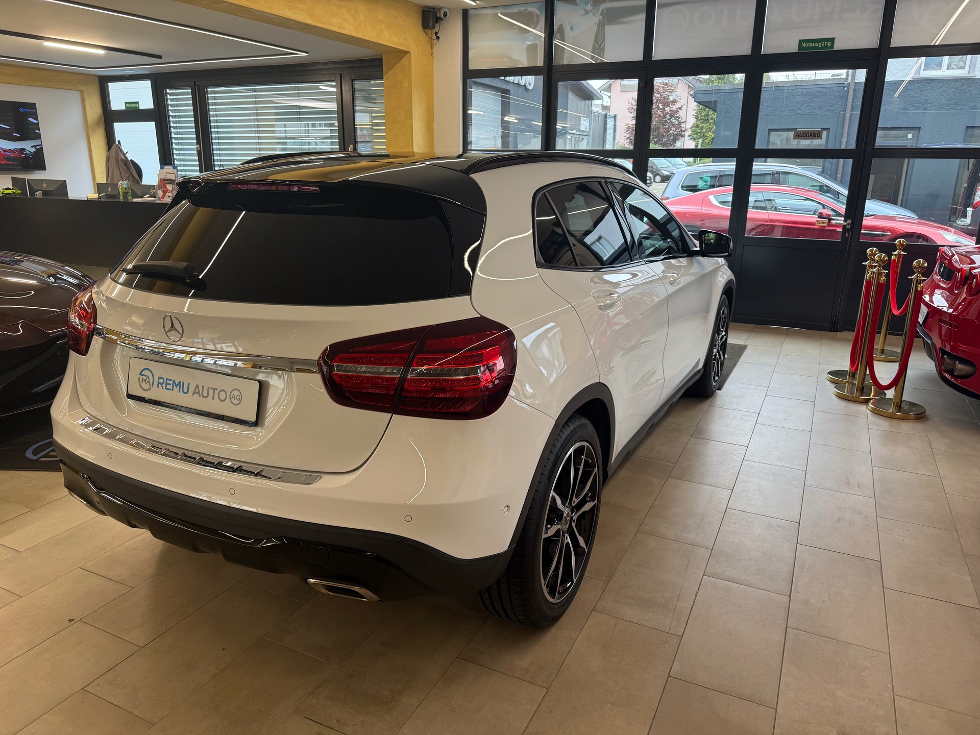 MERCEDES-BENZ GLA 200 Night Star 7G-DCT-image-2