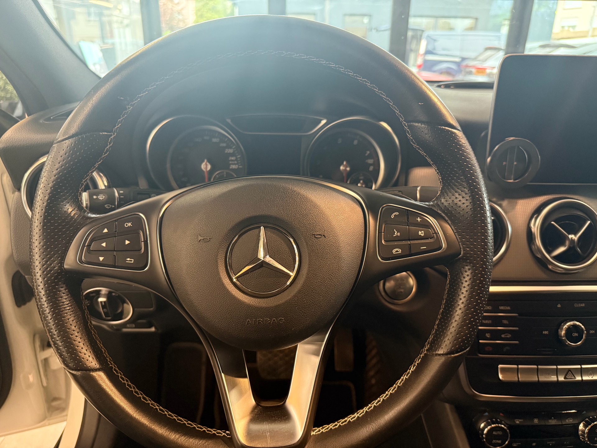 MERCEDES-BENZ GLA 200 Night Star 7G-DCT-image-13