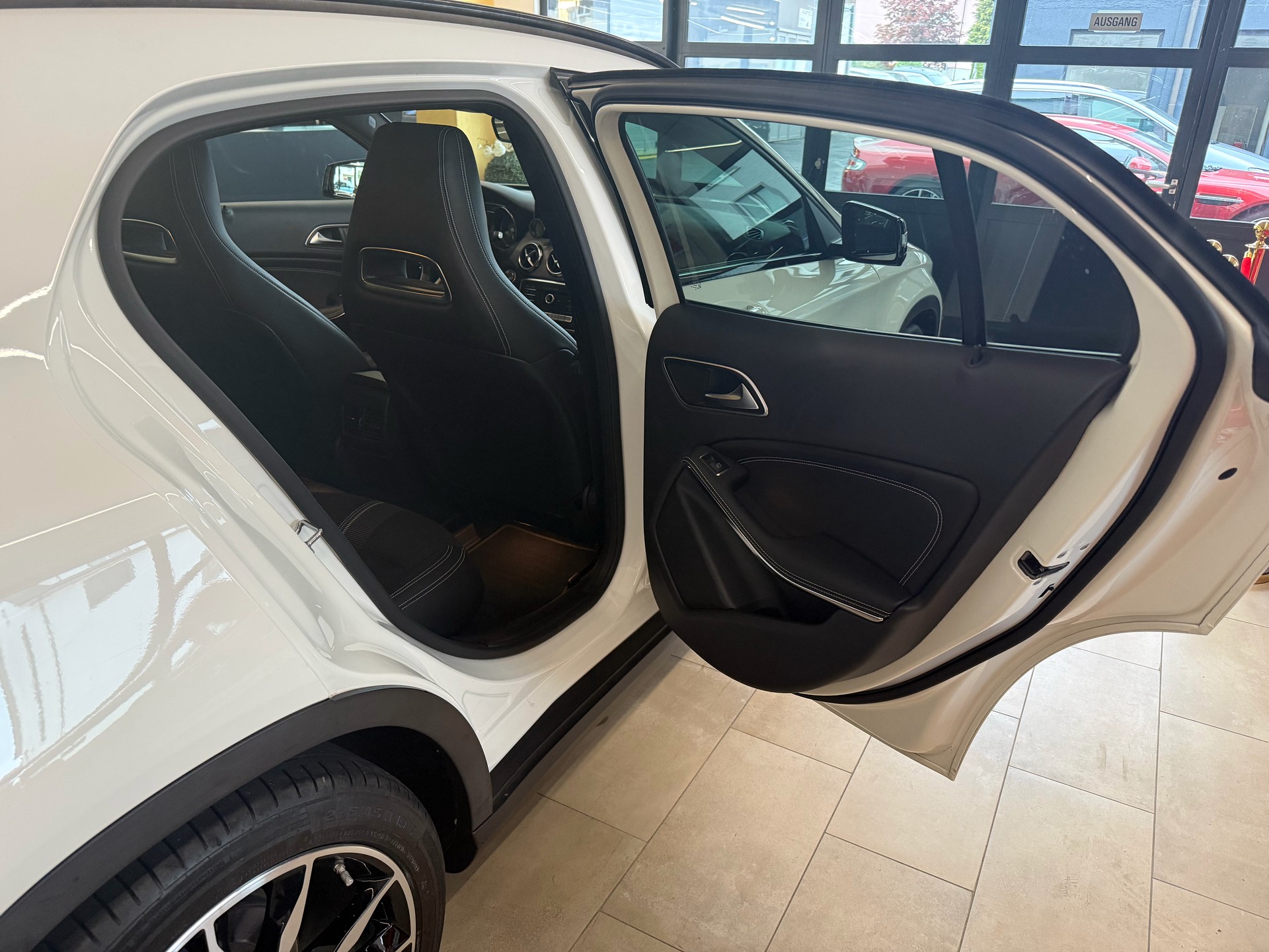 MERCEDES-BENZ GLA 200 Night Star 7G-DCT-image-16