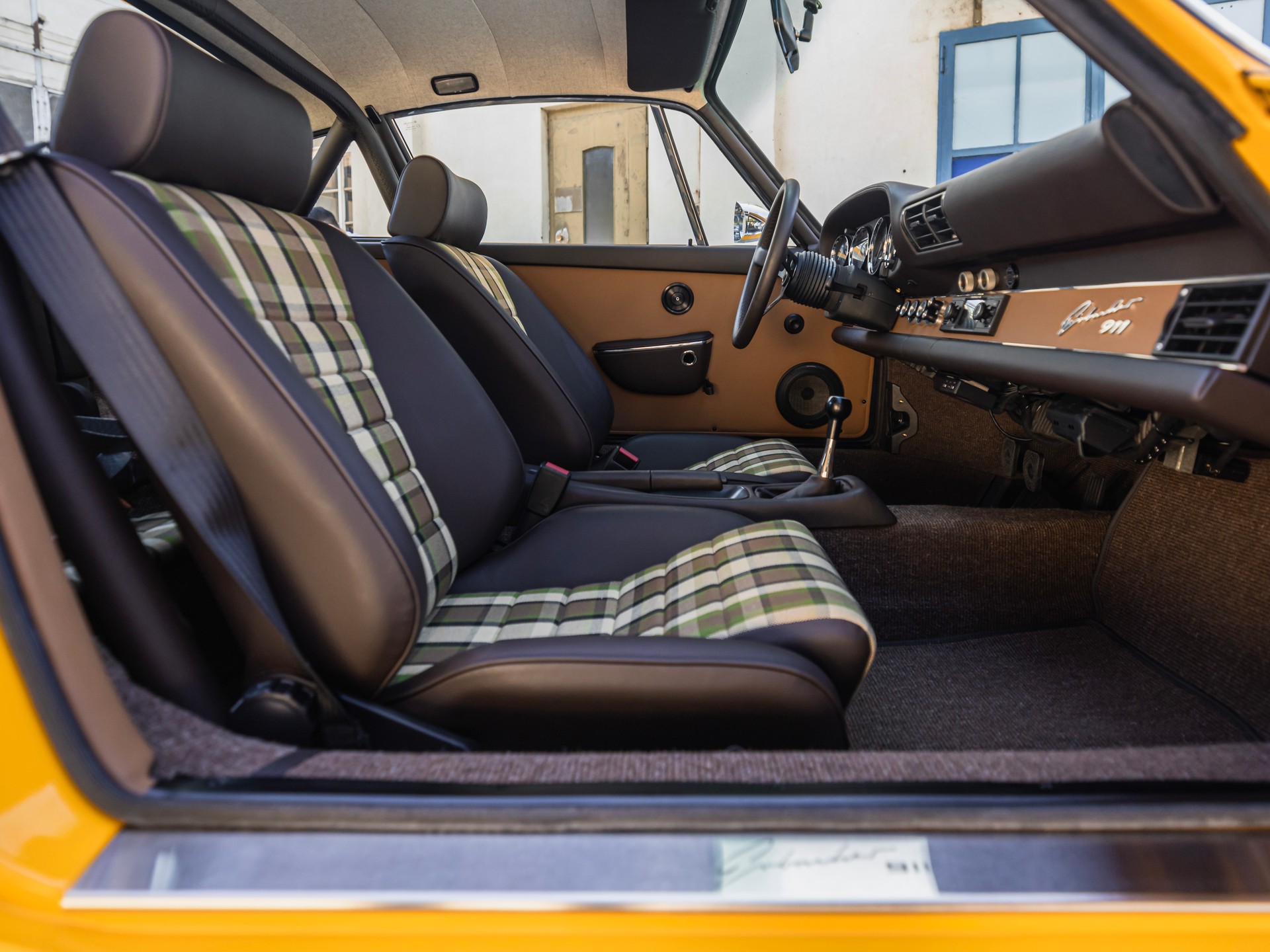 PORSCHE 911 Carrera 2-image-10