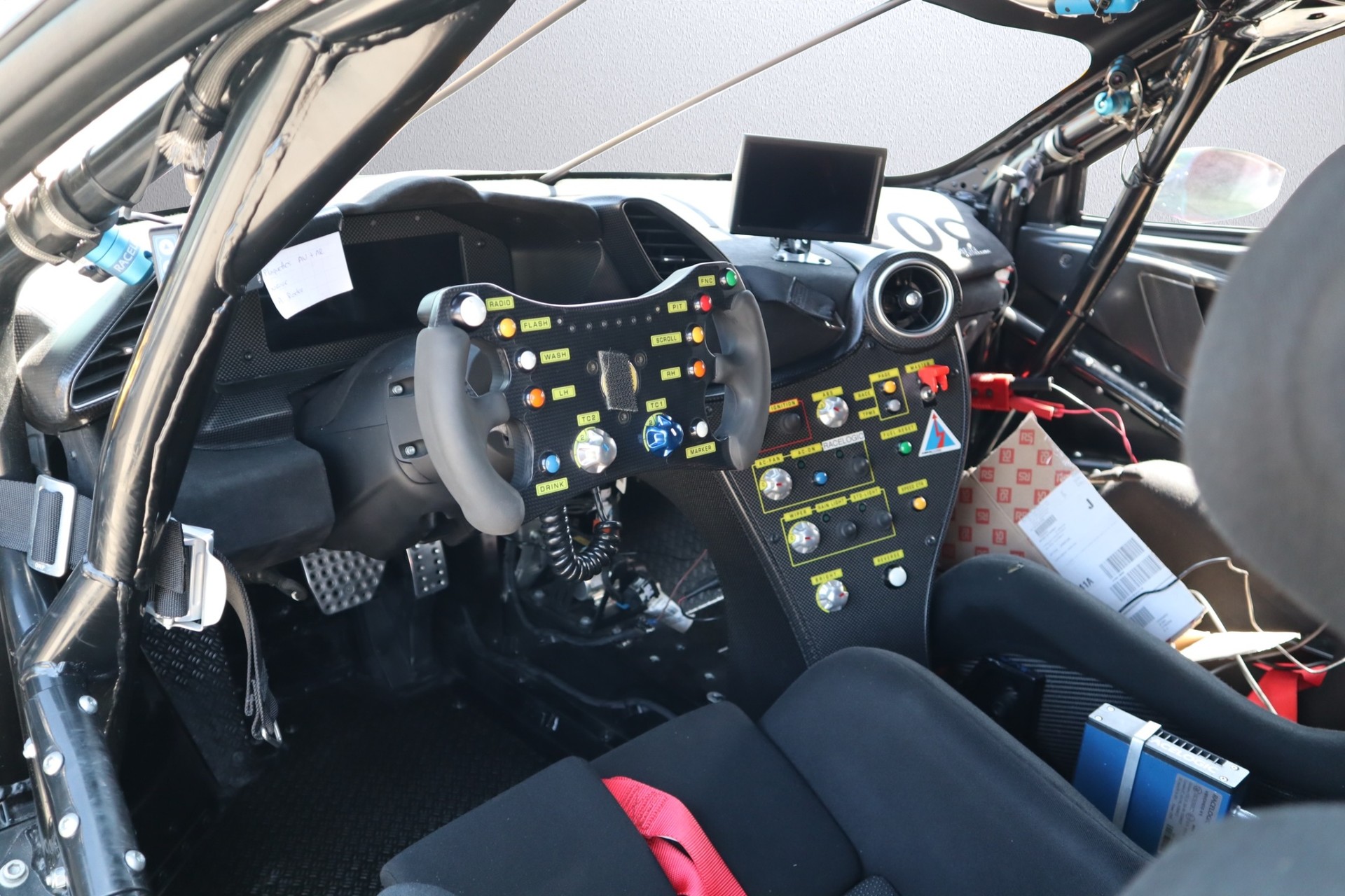 FERRARI 488 Challenge-image-2