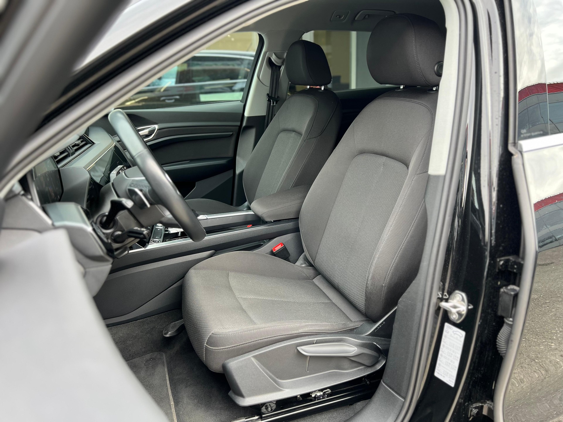 AUDI Q8 55 e-tron advanced quattro-image-5
