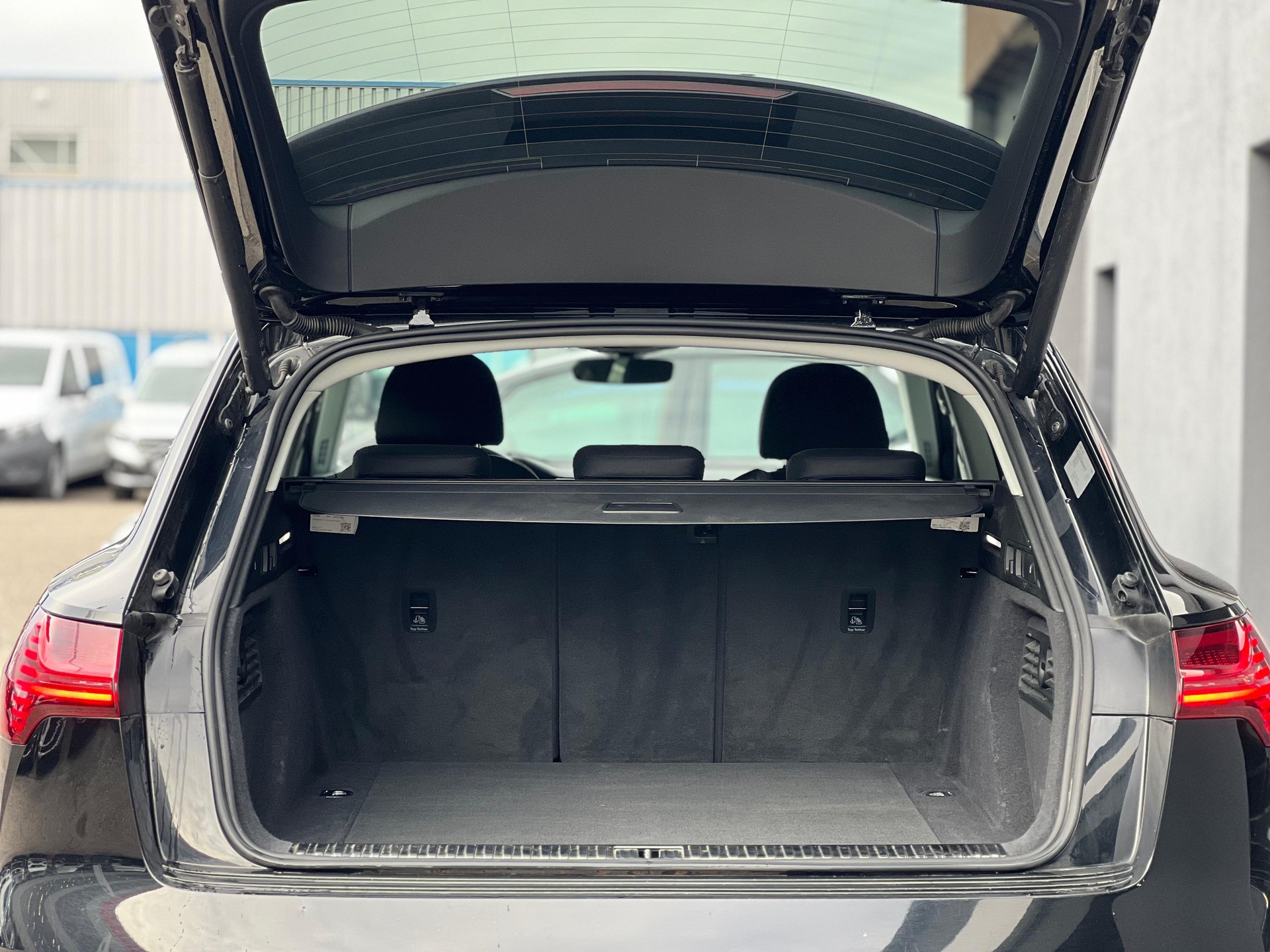 AUDI Q8 55 e-tron advanced quattro-image-11