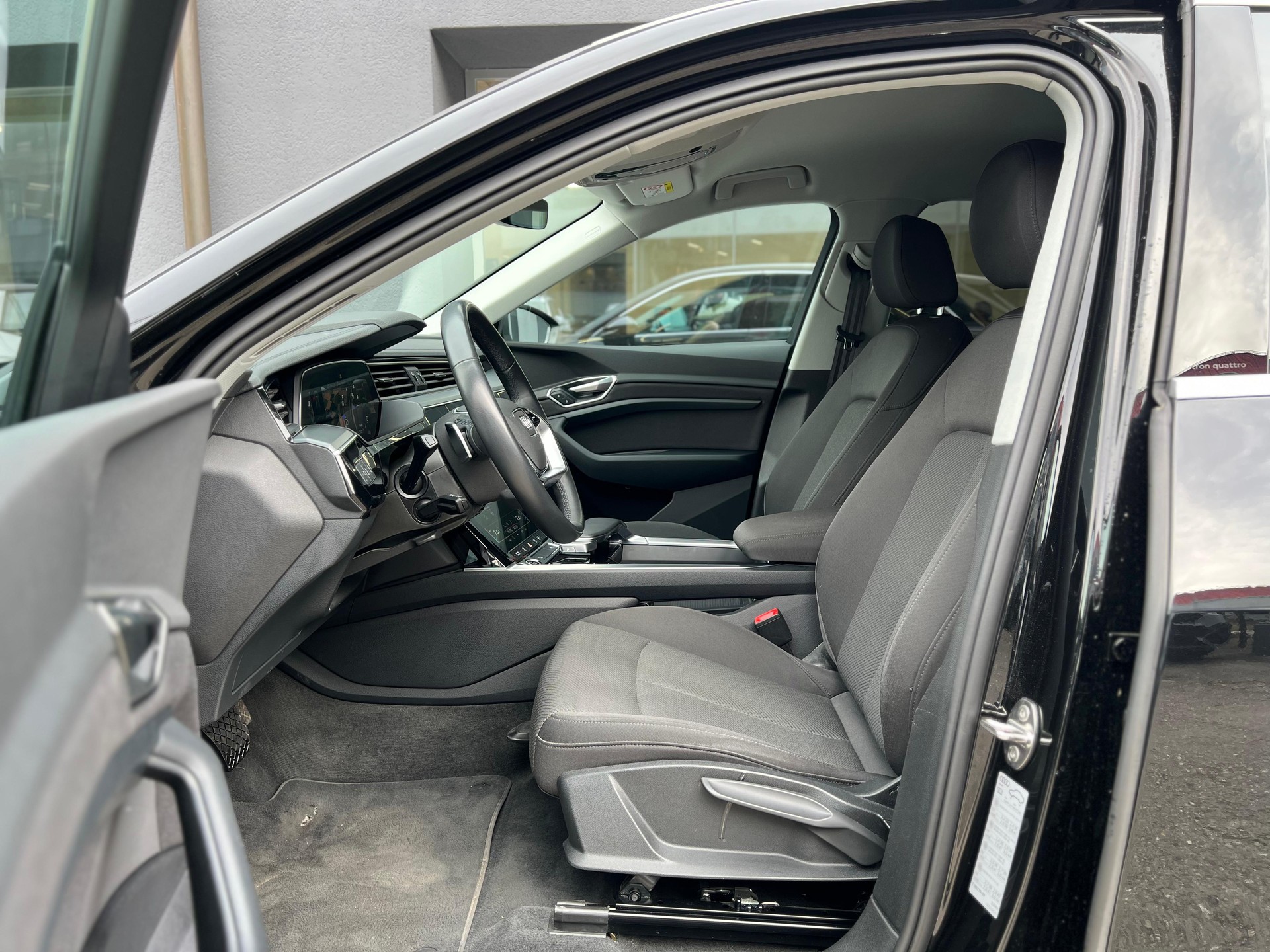 AUDI Q8 55 e-tron advanced quattro-image-6