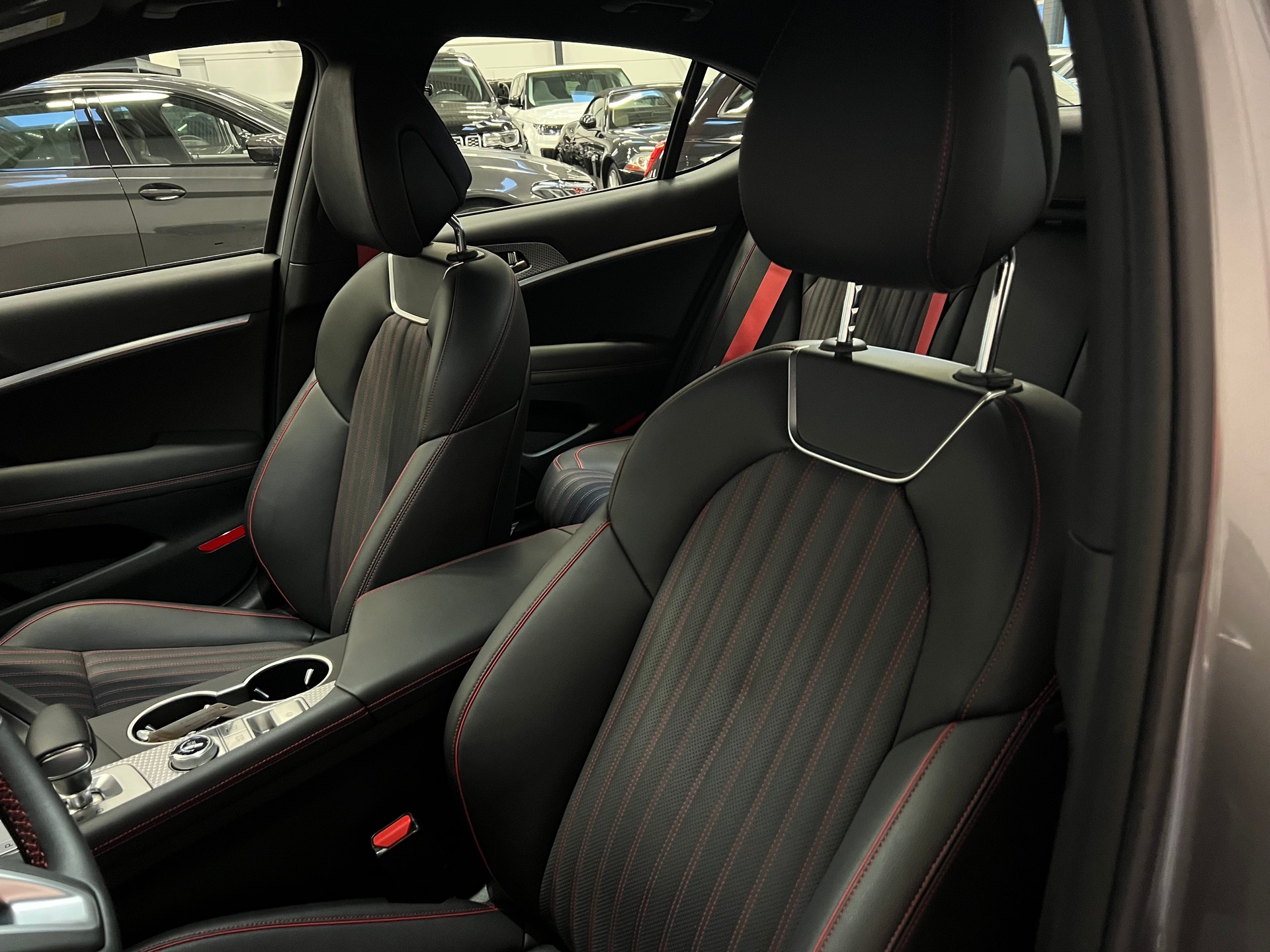 GENESIS G70 2.0 TGDI Sport AT8 AWD-image-17
