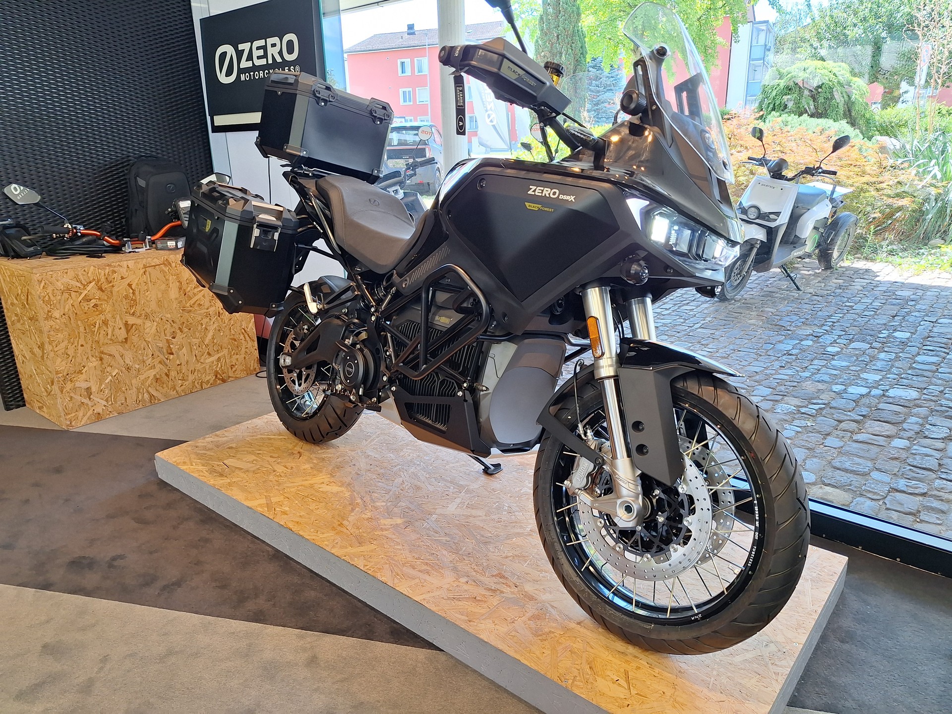 ZERO Blackforest-showroom-element-1
