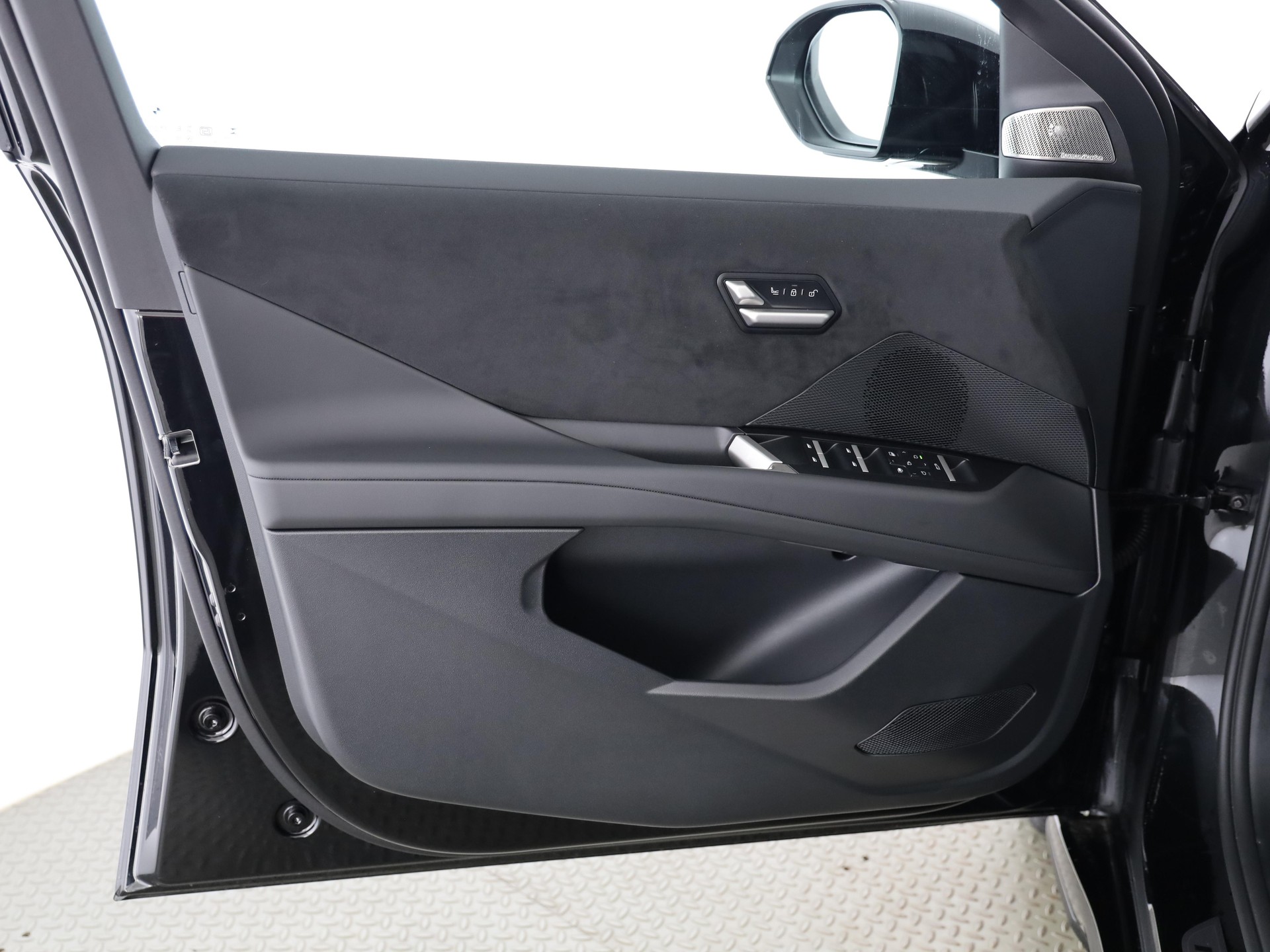 BMW iX3 50 xDrive-image-9