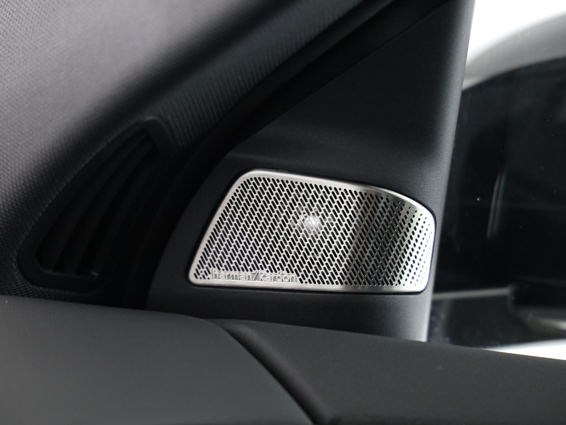 BMW iX3 50 xDrive-image-17