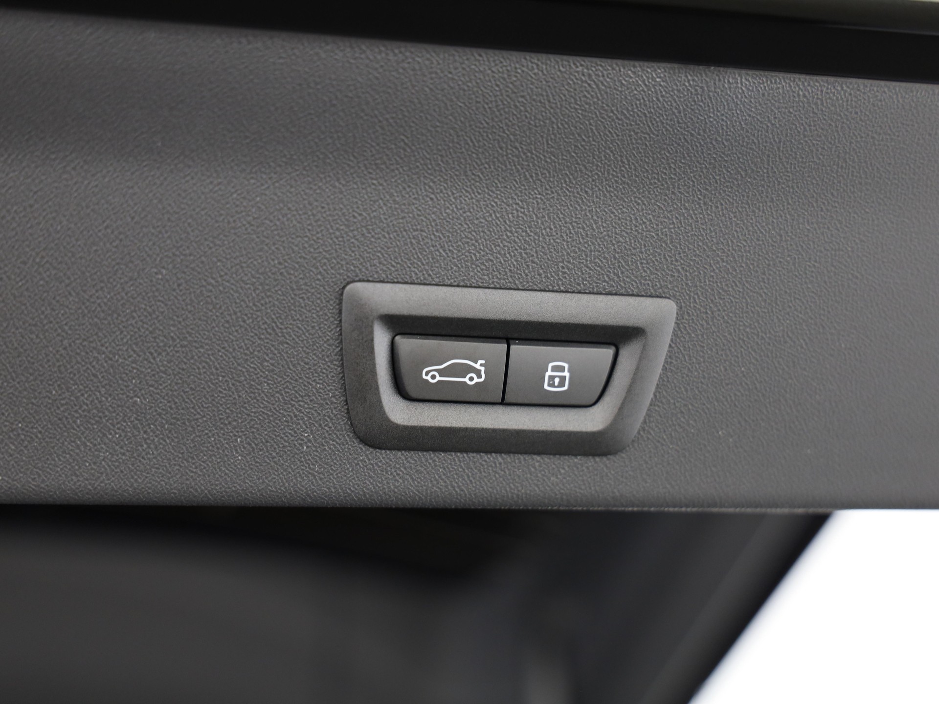 BMW iX3 50 xDrive-image-8