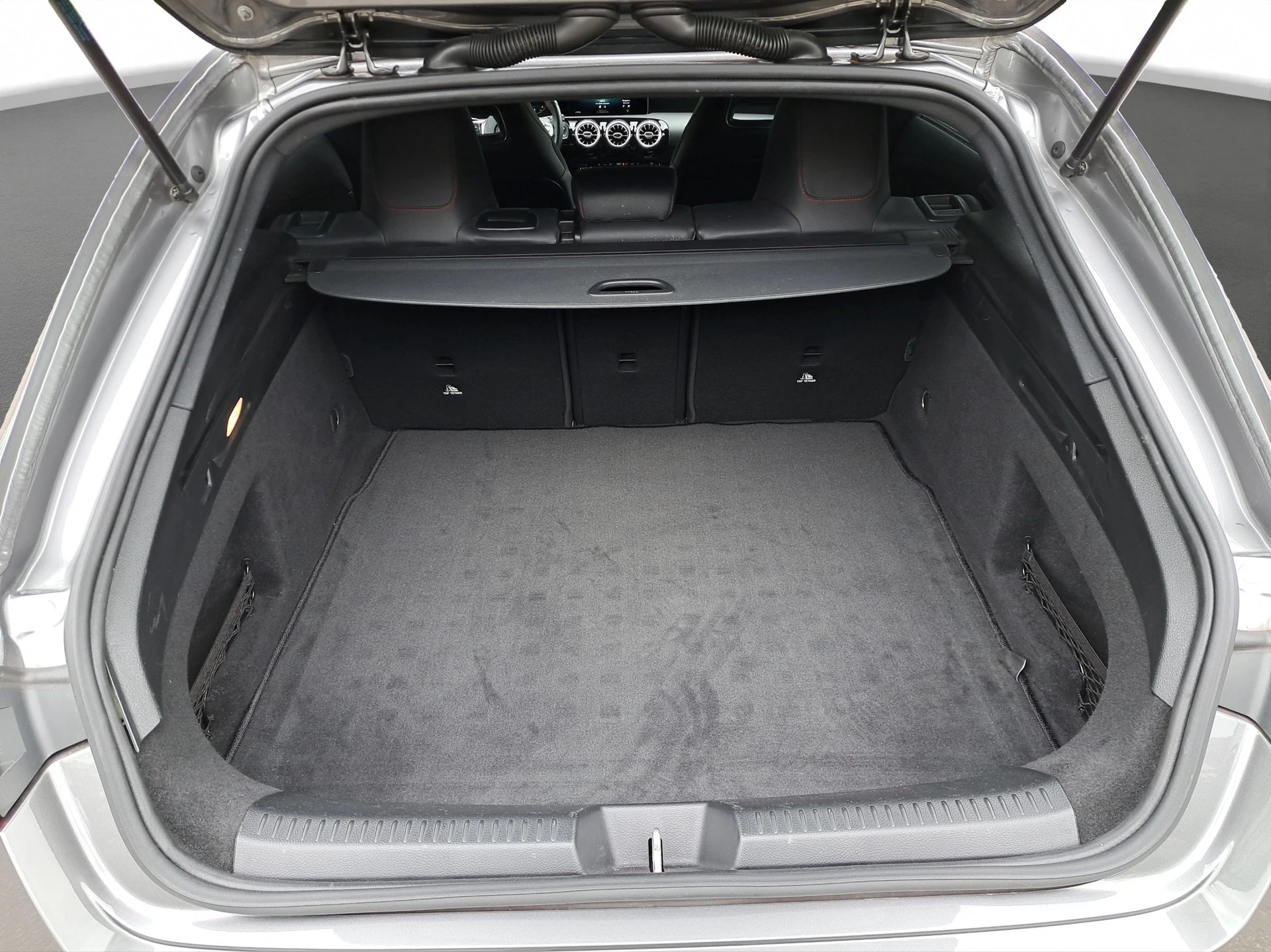 MERCEDES-BENZ CLA Shooting Brake 220 7G-DCT AMG Line-image-12