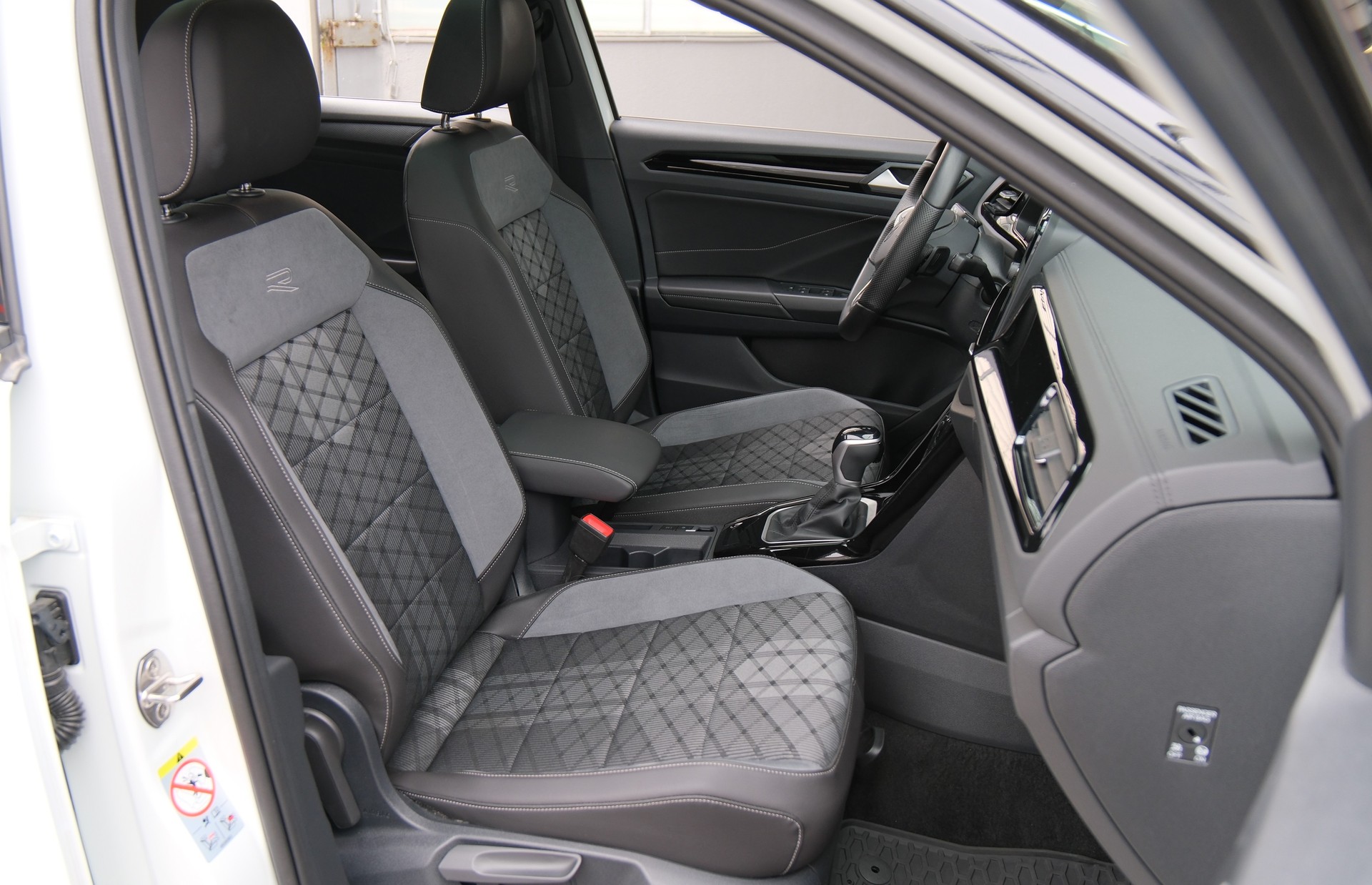 VW T-Roc 1.5 TSI EVO R-Line Black Style DSG-image-15