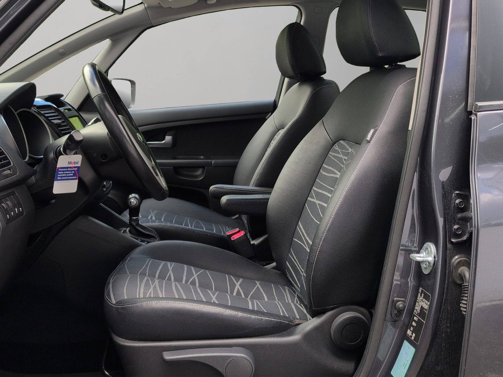 KIA Venga 1.6 CVVT Swiss Champion / inkl. Winterräder / Panorama-Glasdach / Rückfahrkamera / Occasiongarantie Premium-image-7