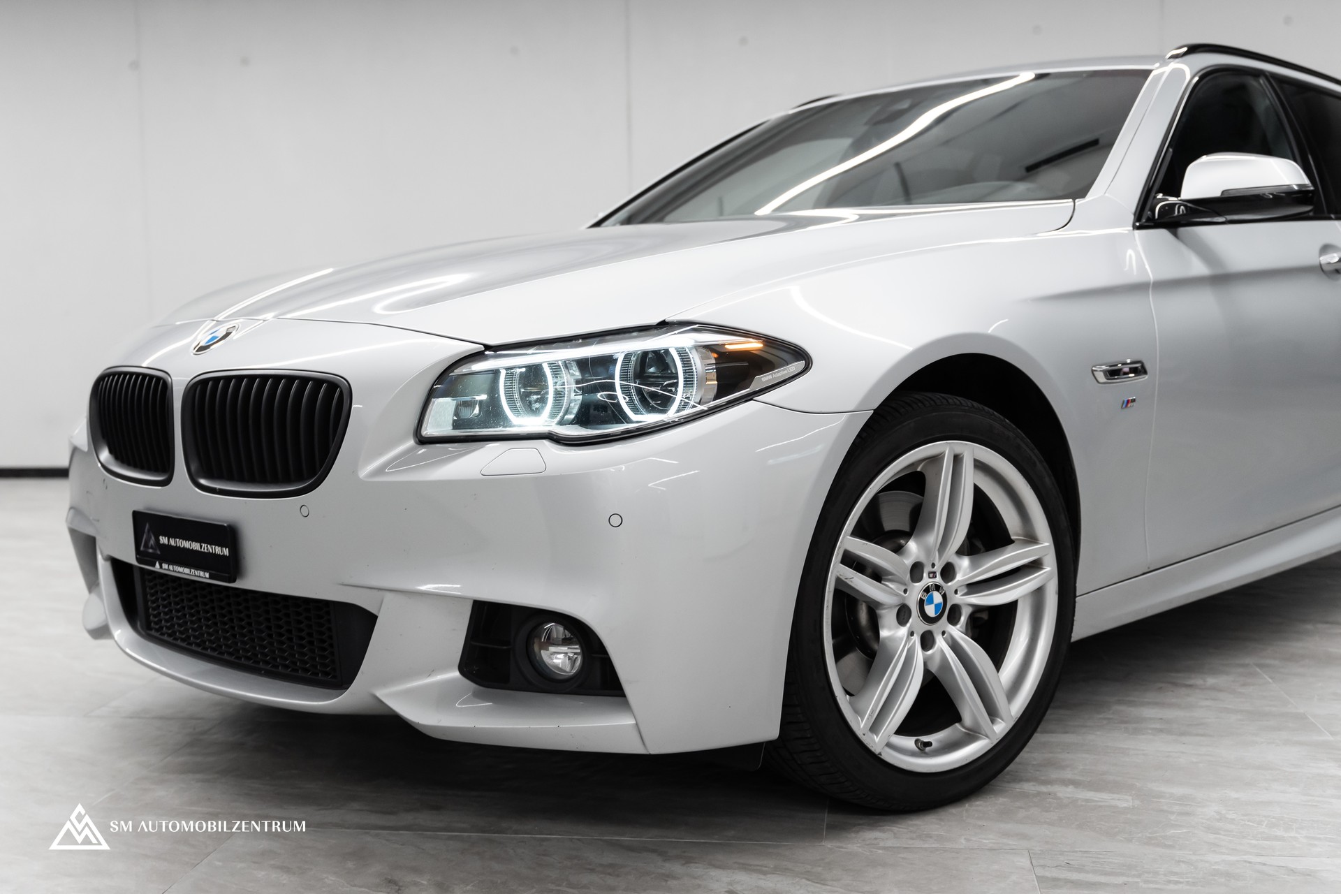 BMW 528i xDrive Touring Steptronic xDrive M Sport / Rückfahrkamera / Komfortzugang / Ambiente-image-2