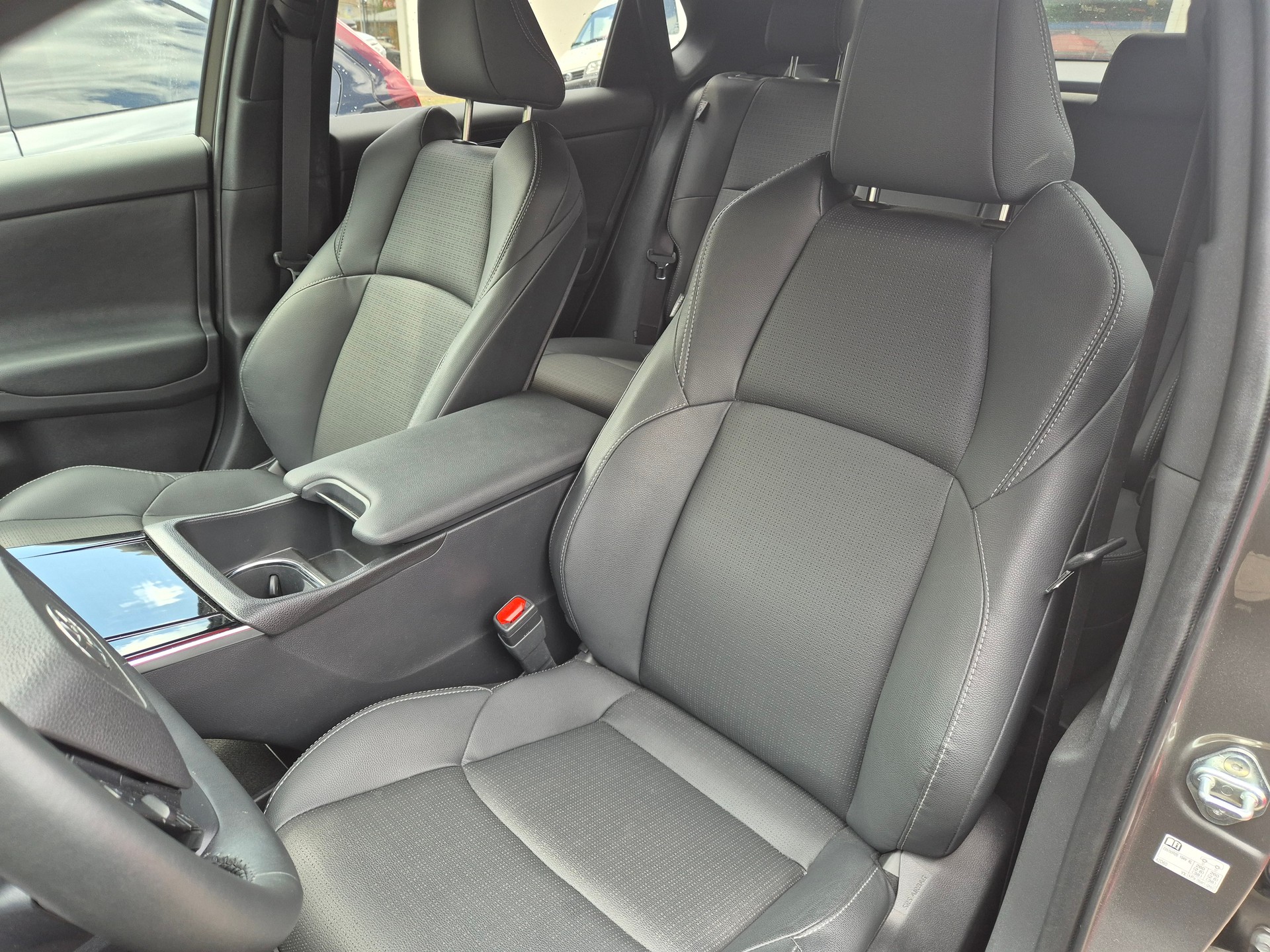 TOYOTA bZ4X Premium 71,4 kWh 4WD-image-5