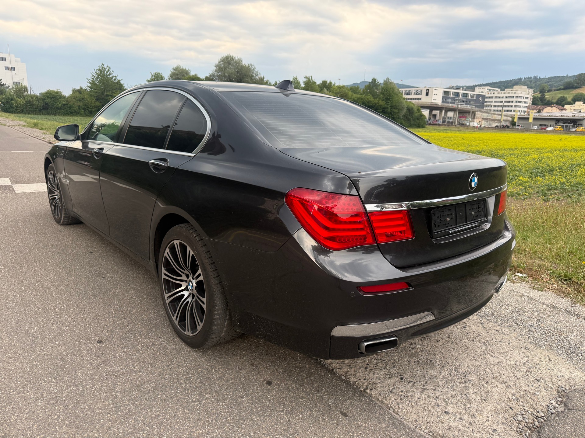 BMW 750i L-image-6