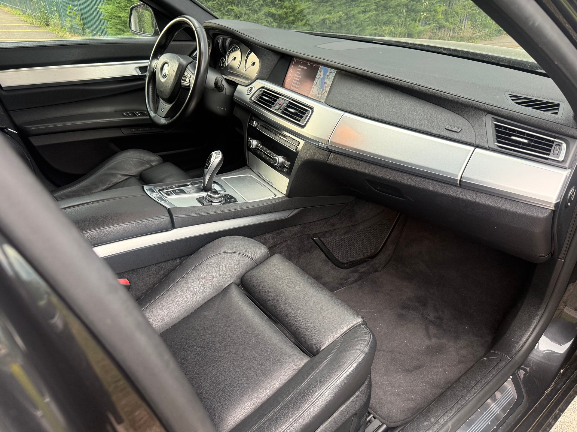 BMW 750i L-image-10