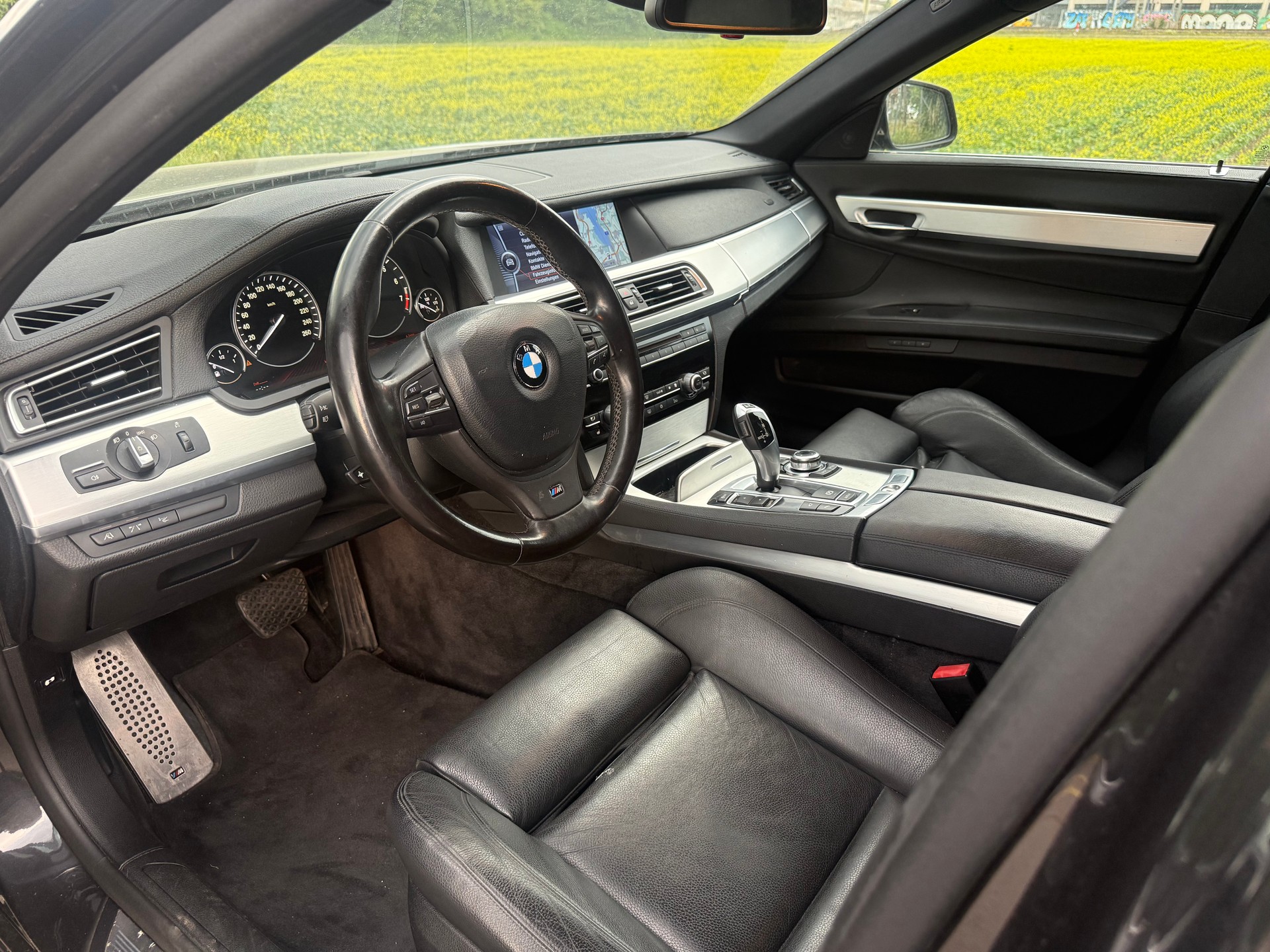 BMW 750i L-image-8