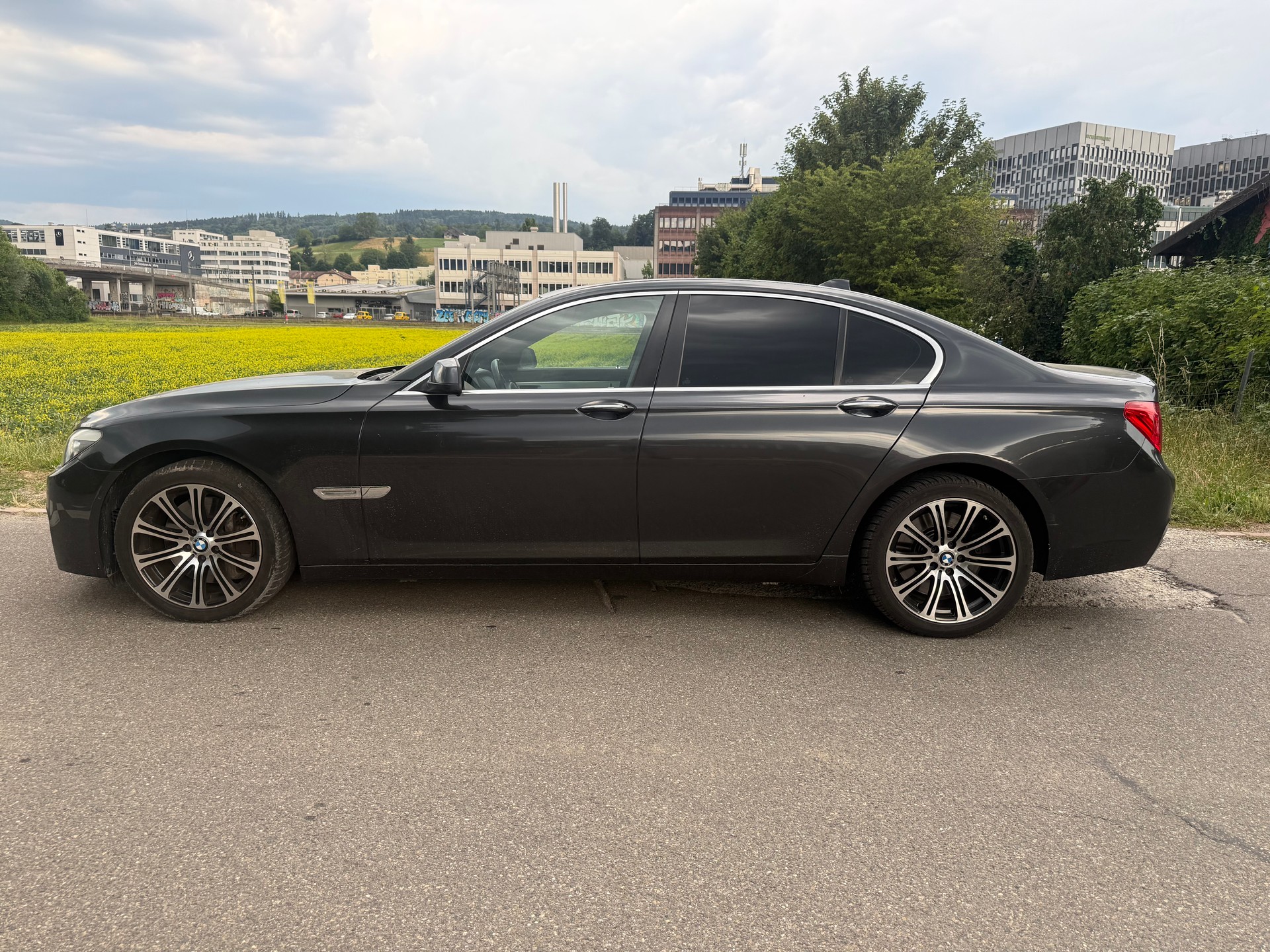 BMW 750i L-image-7