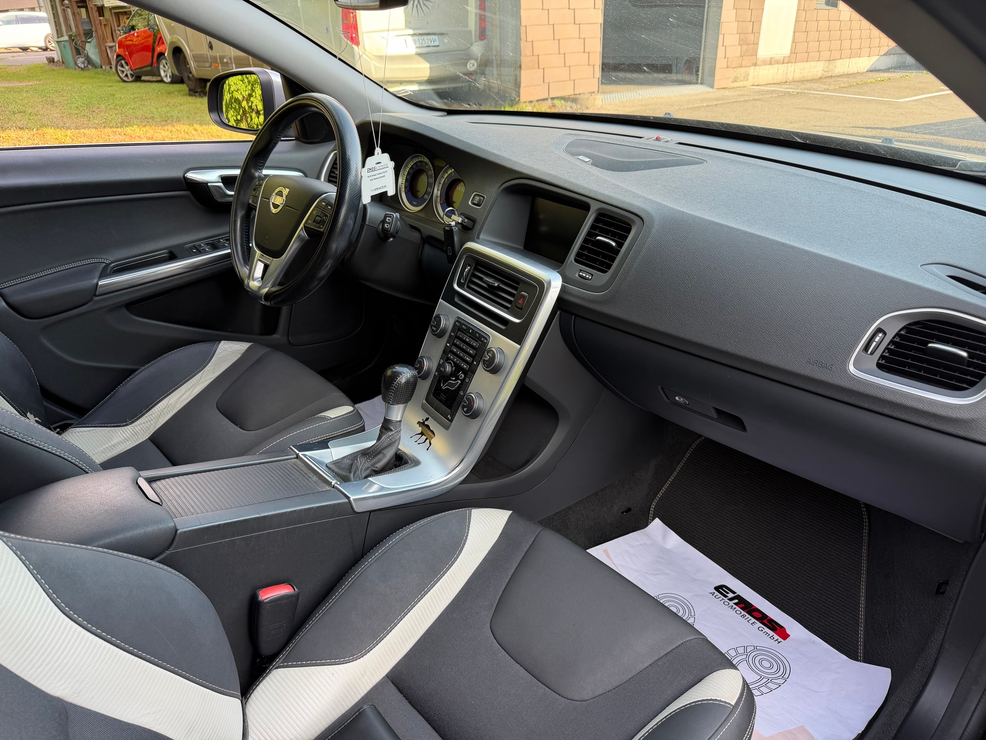 VOLVO V60 T5 R-Design-image-7