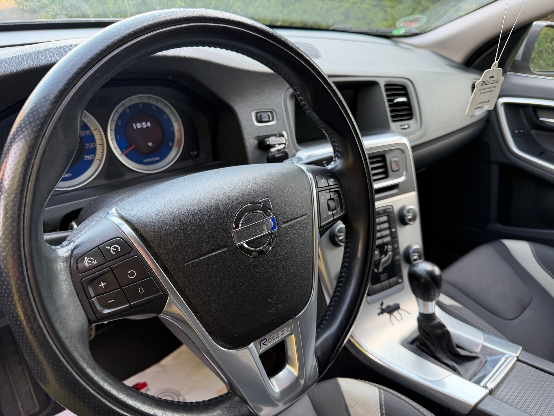 VOLVO V60 T5 R-Design-image-8