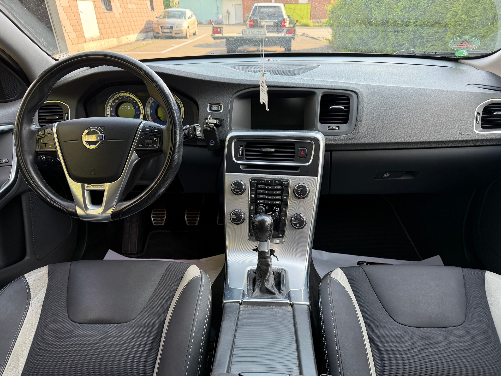 VOLVO V60 T5 R-Design-image-5