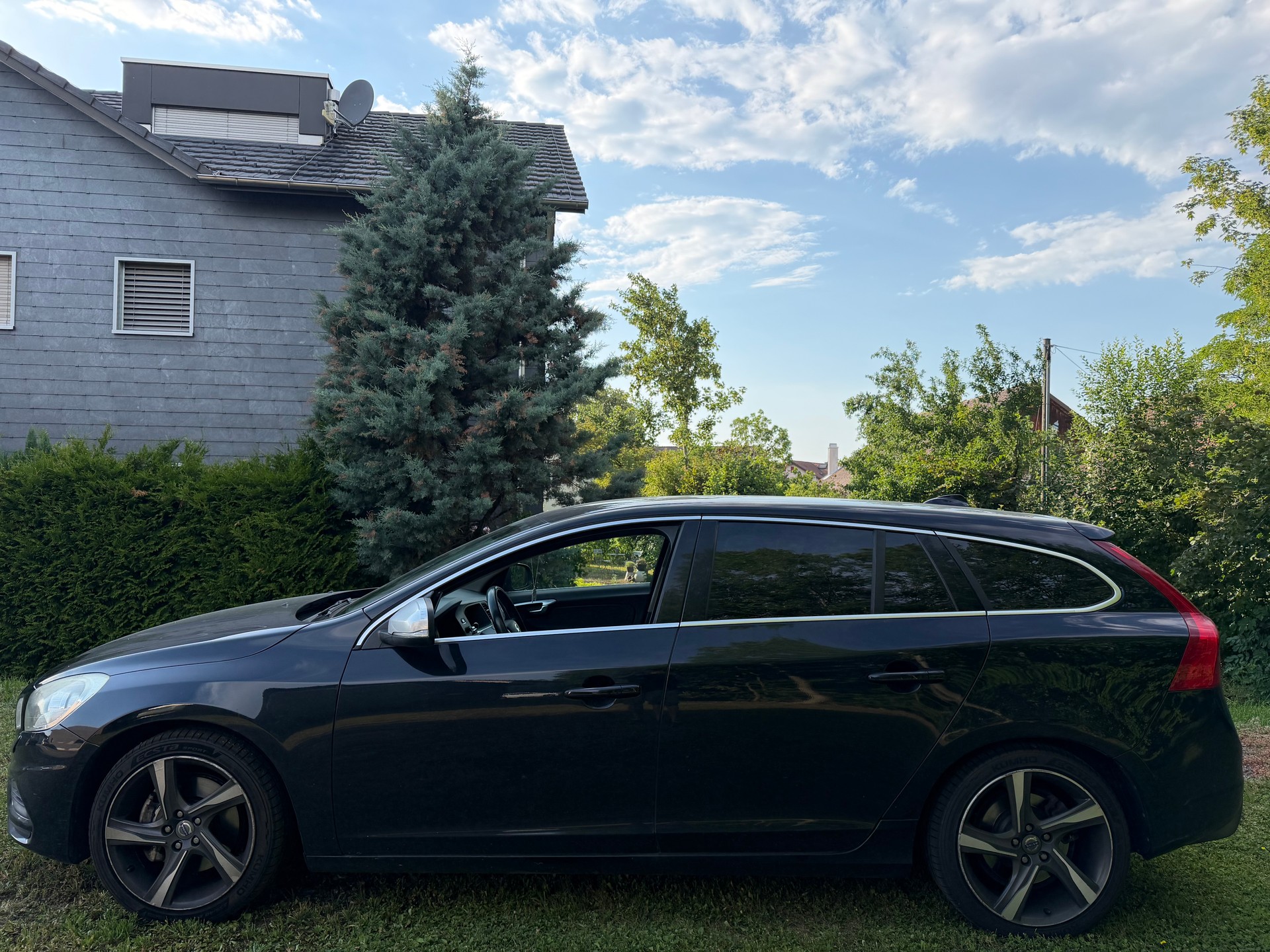 VOLVO V60 T5 R-Design-image-2