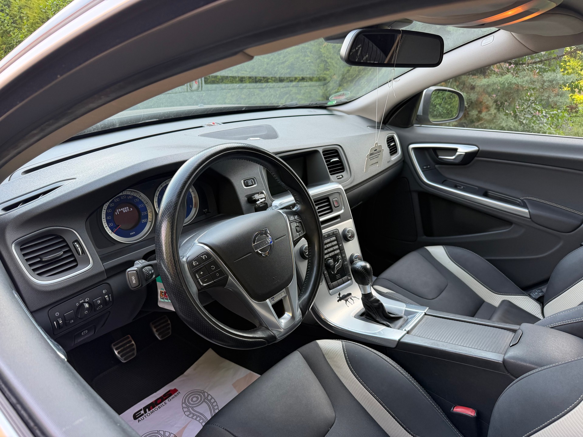 VOLVO V60 T5 R-Design-image-6