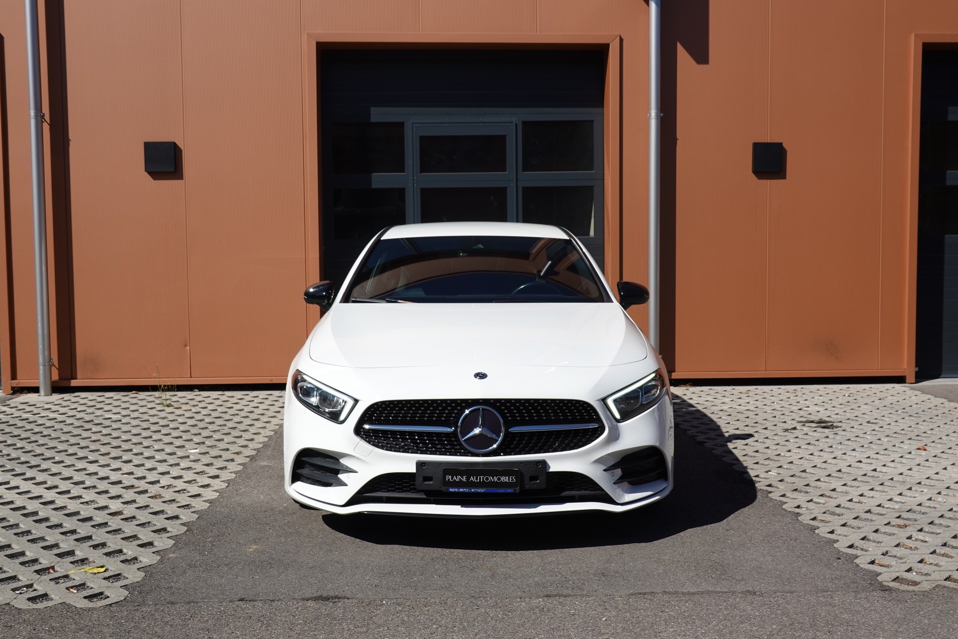 MERCEDES-BENZ A 250 AMG Line 7G-DCT "*Pack AMG Line * Caméra de Recul * Tempomat Adaptatif * Clim Auto * Sièges AMG * Aide à la Conduite *"-image-1