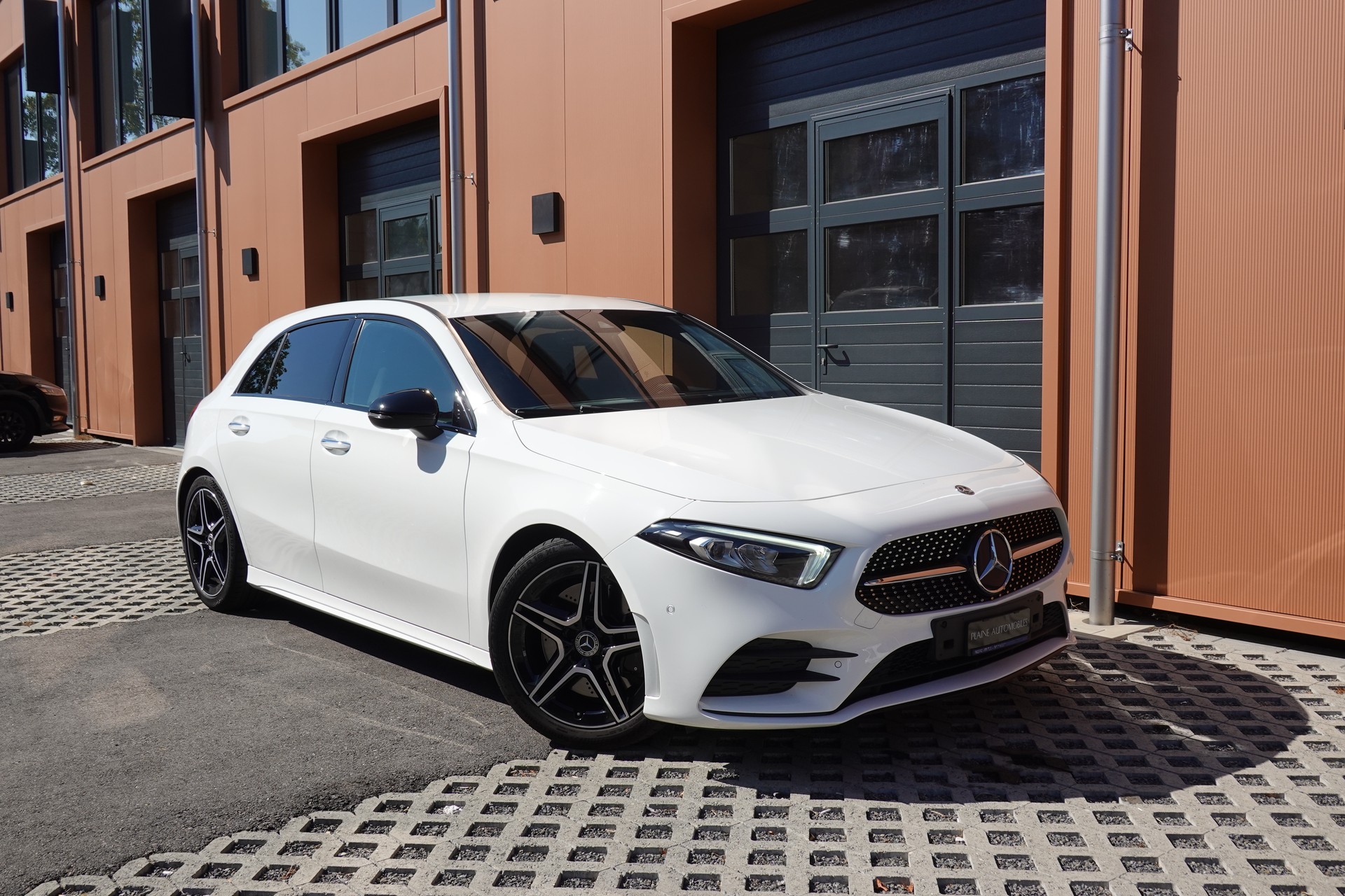 MERCEDES-BENZ A 250 AMG Line 7G-DCT "*Pack AMG Line * Caméra de Recul * Tempomat Adaptatif * Clim Auto * Sièges AMG * Aide à la Conduite *"-image-5