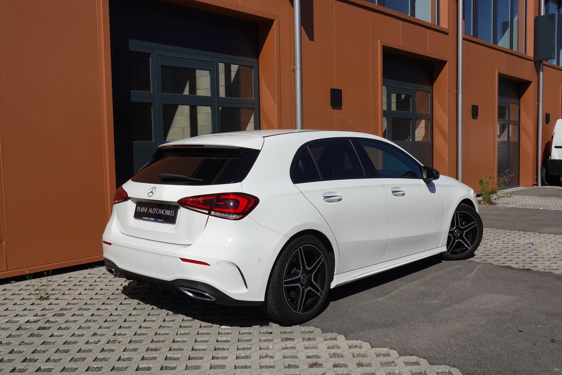 MERCEDES-BENZ A 250 AMG Line 7G-DCT "*Pack AMG Line * Caméra de Recul * Tempomat Adaptatif * Clim Auto * Sièges AMG * Aide à la Conduite *"-image-6