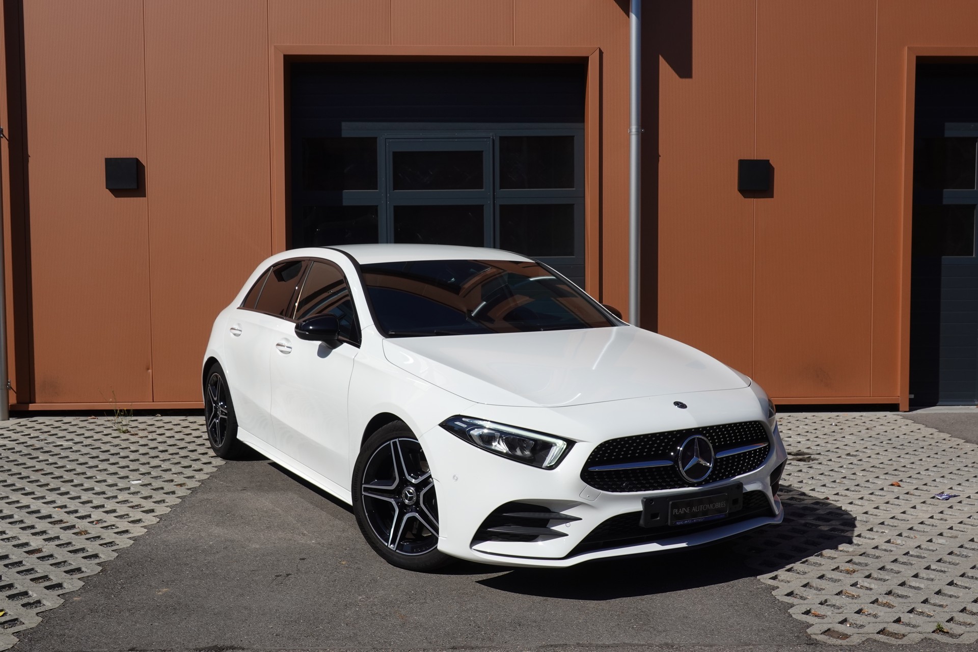 MERCEDES-BENZ A 250 AMG Line 7G-DCT "*Pack AMG Line * Caméra de Recul * Tempomat Adaptatif * Clim Auto * Sièges AMG * Aide à la Conduite *"-image-0