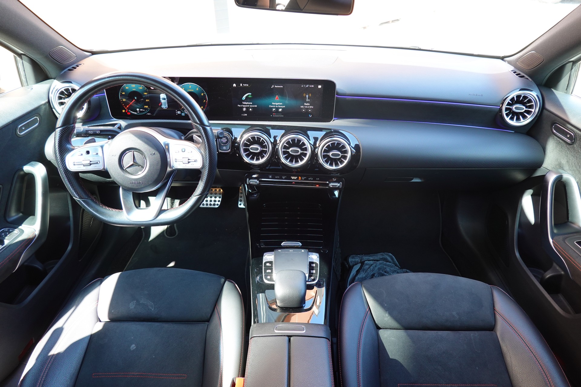 MERCEDES-BENZ A 250 AMG Line 7G-DCT "*Pack AMG Line * Caméra de Recul * Tempomat Adaptatif * Clim Auto * Sièges AMG * Aide à la Conduite *"-image-10