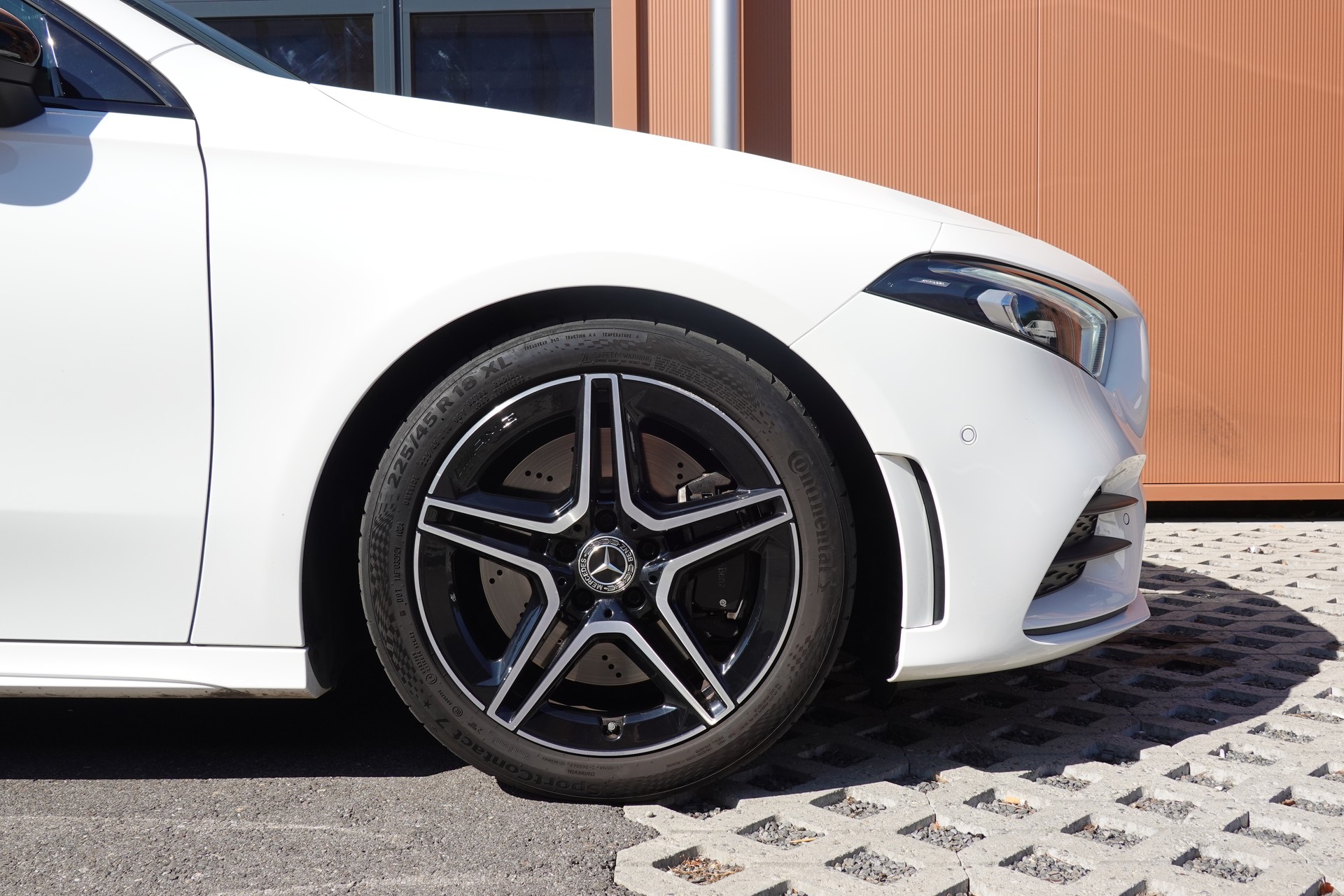MERCEDES-BENZ A 250 AMG Line 7G-DCT "*Pack AMG Line * Caméra de Recul * Tempomat Adaptatif * Clim Auto * Sièges AMG * Aide à la Conduite *"-image-4