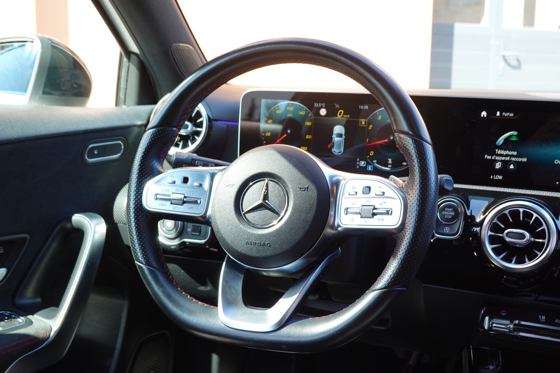 MERCEDES-BENZ A 250 AMG Line 7G-DCT "*Pack AMG Line * Caméra de Recul * Tempomat Adaptatif * Clim Auto * Sièges AMG * Aide à la Conduite *"-image-11
