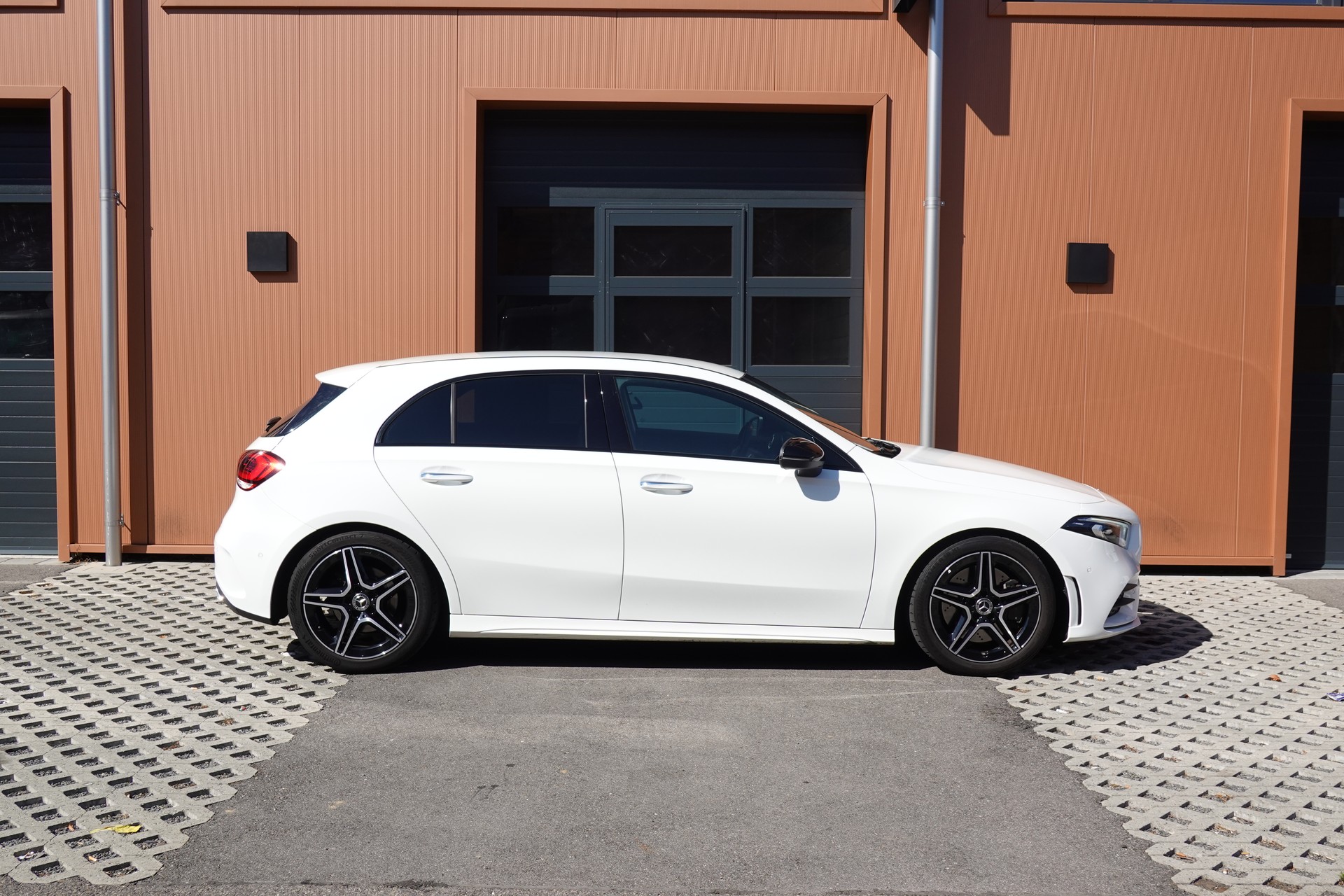 MERCEDES-BENZ A 250 AMG Line 7G-DCT "*Pack AMG Line * Caméra de Recul * Tempomat Adaptatif * Clim Auto * Sièges AMG * Aide à la Conduite *"-image-3
