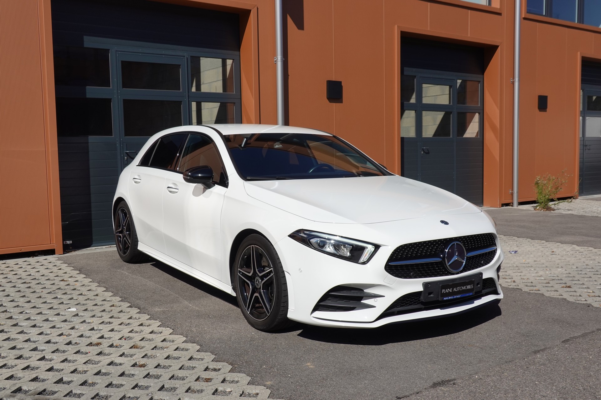 MERCEDES-BENZ A 250 AMG Line 7G-DCT "*Pack AMG Line * Caméra de Recul * Tempomat Adaptatif * Clim Auto * Sièges AMG * Aide à la Conduite *"-image-2