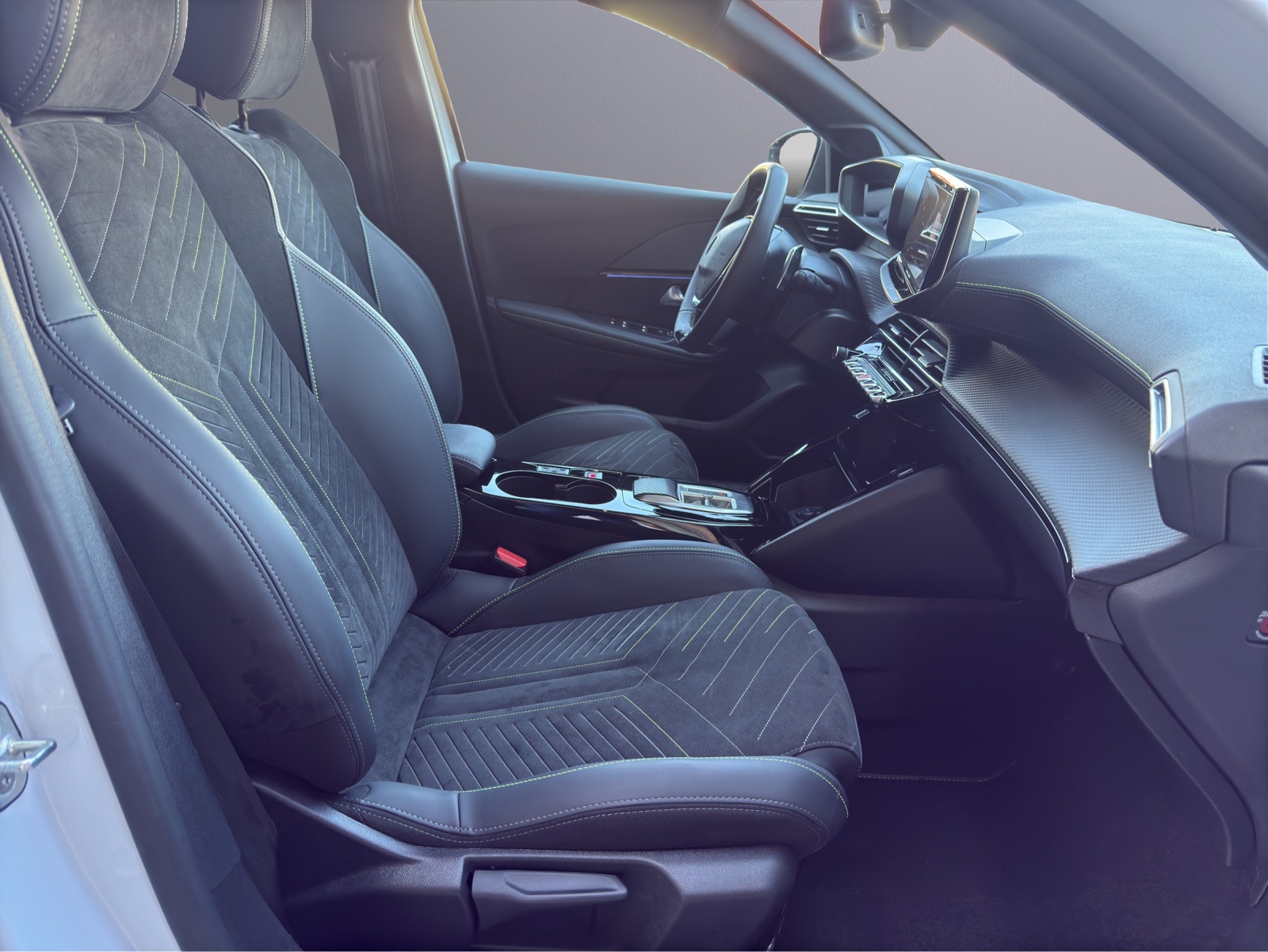 PEUGEOT 208 1.2 Hybrid GT-image-8