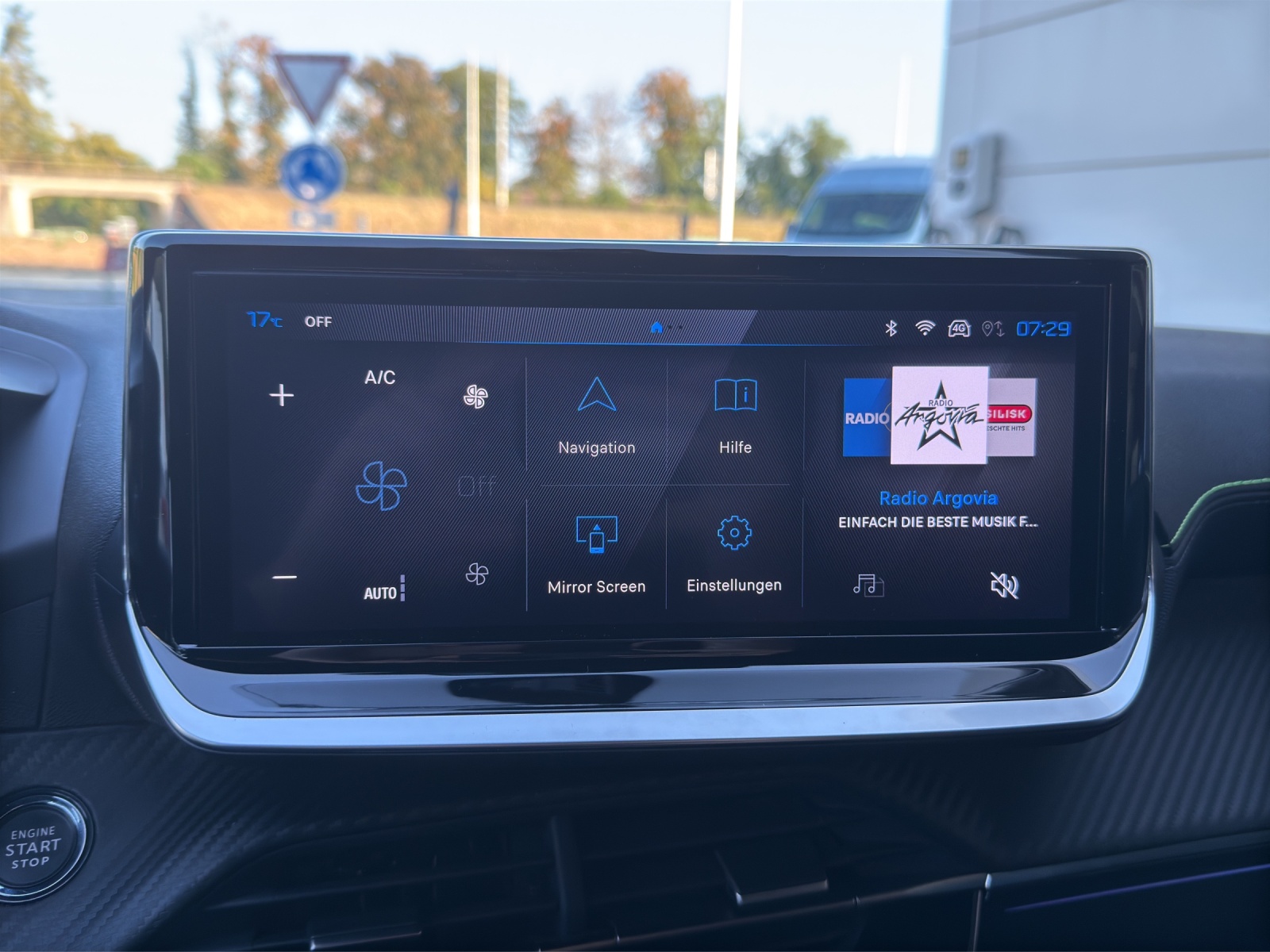 PEUGEOT 208 1.2 Hybrid GT-image-7