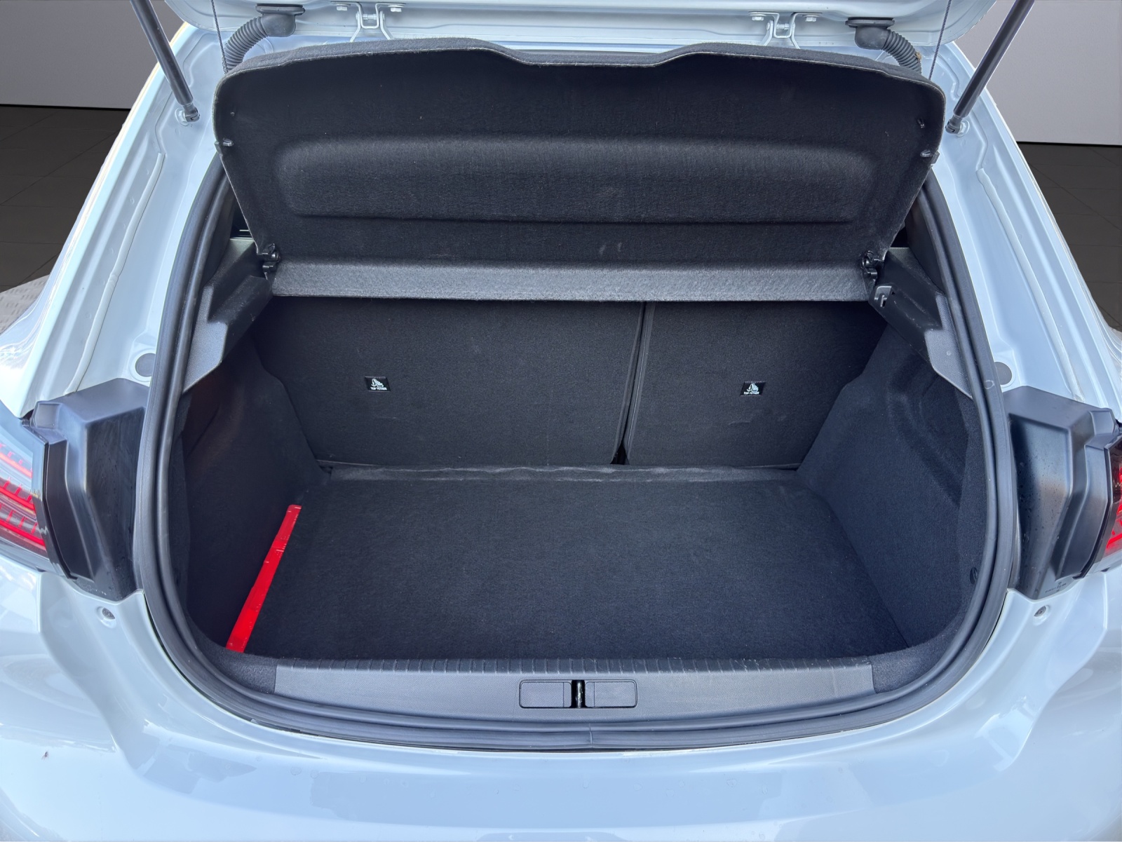 PEUGEOT 208 1.2 Hybrid GT-image-10