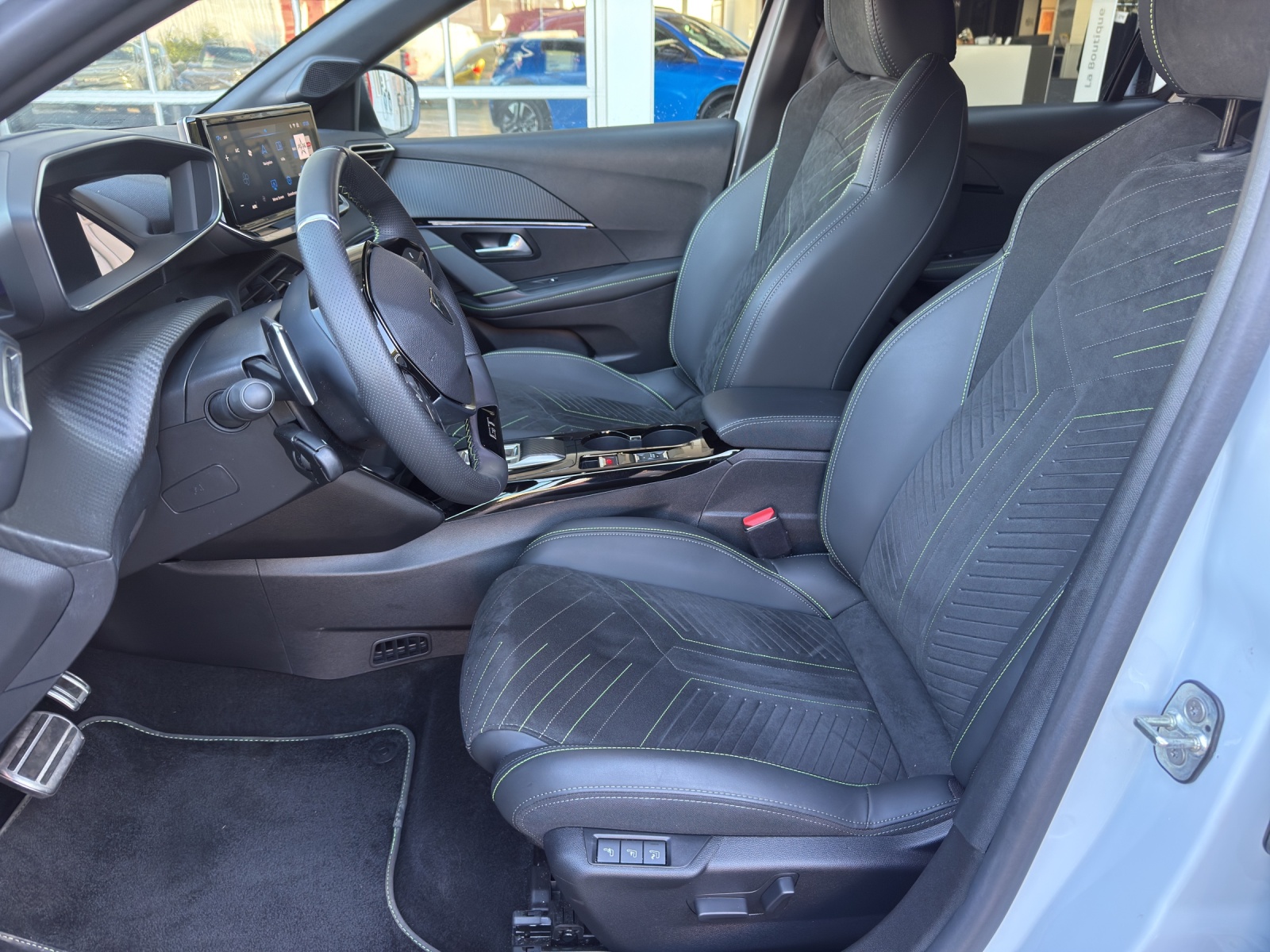 PEUGEOT 208 1.2 Hybrid GT-image-4